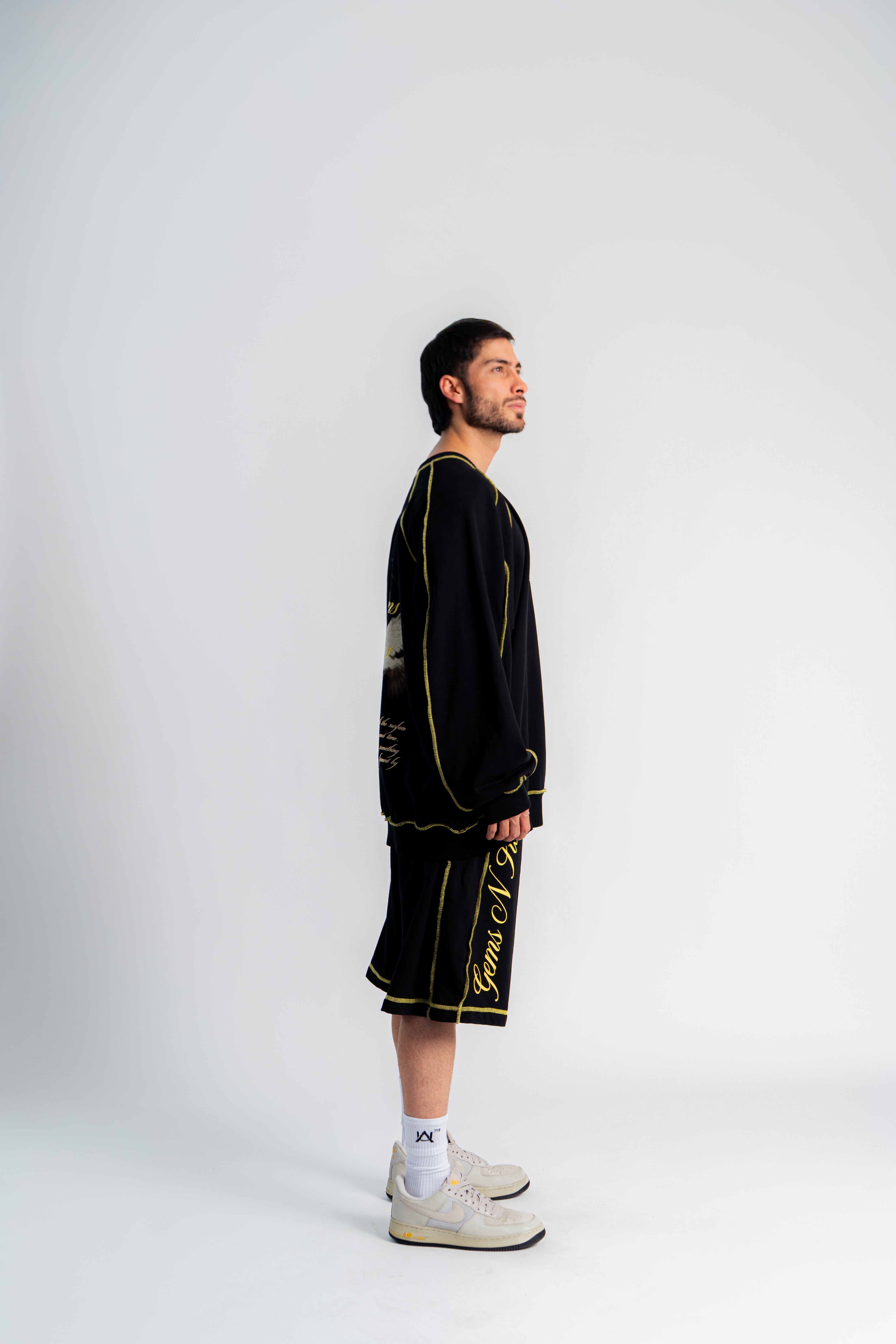 Pigeons Seams Oversized Sweater Negro en modelo — AURUM 79