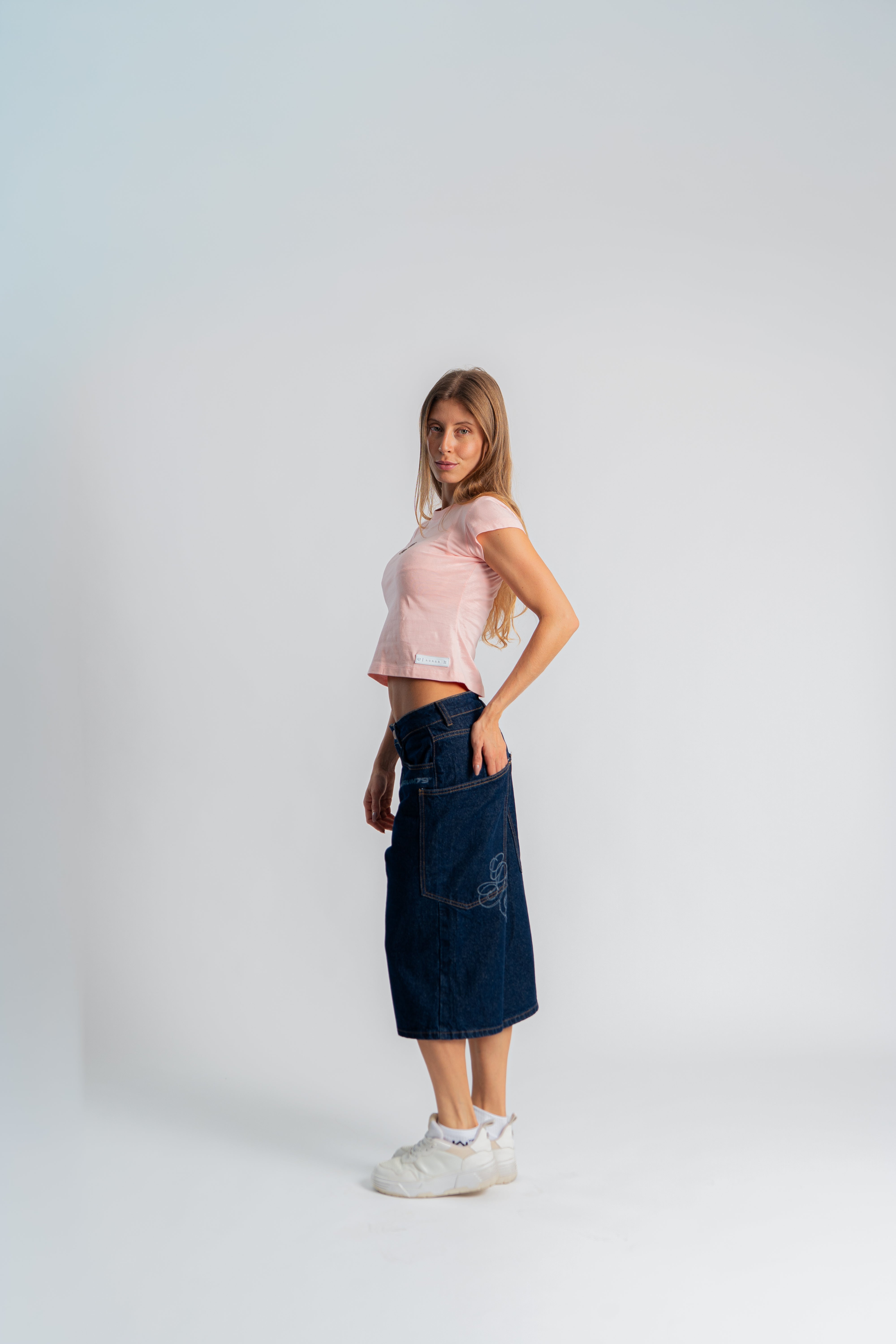 Pink G&S Slim Baby Tee Rosa en modelo — AURUM 79