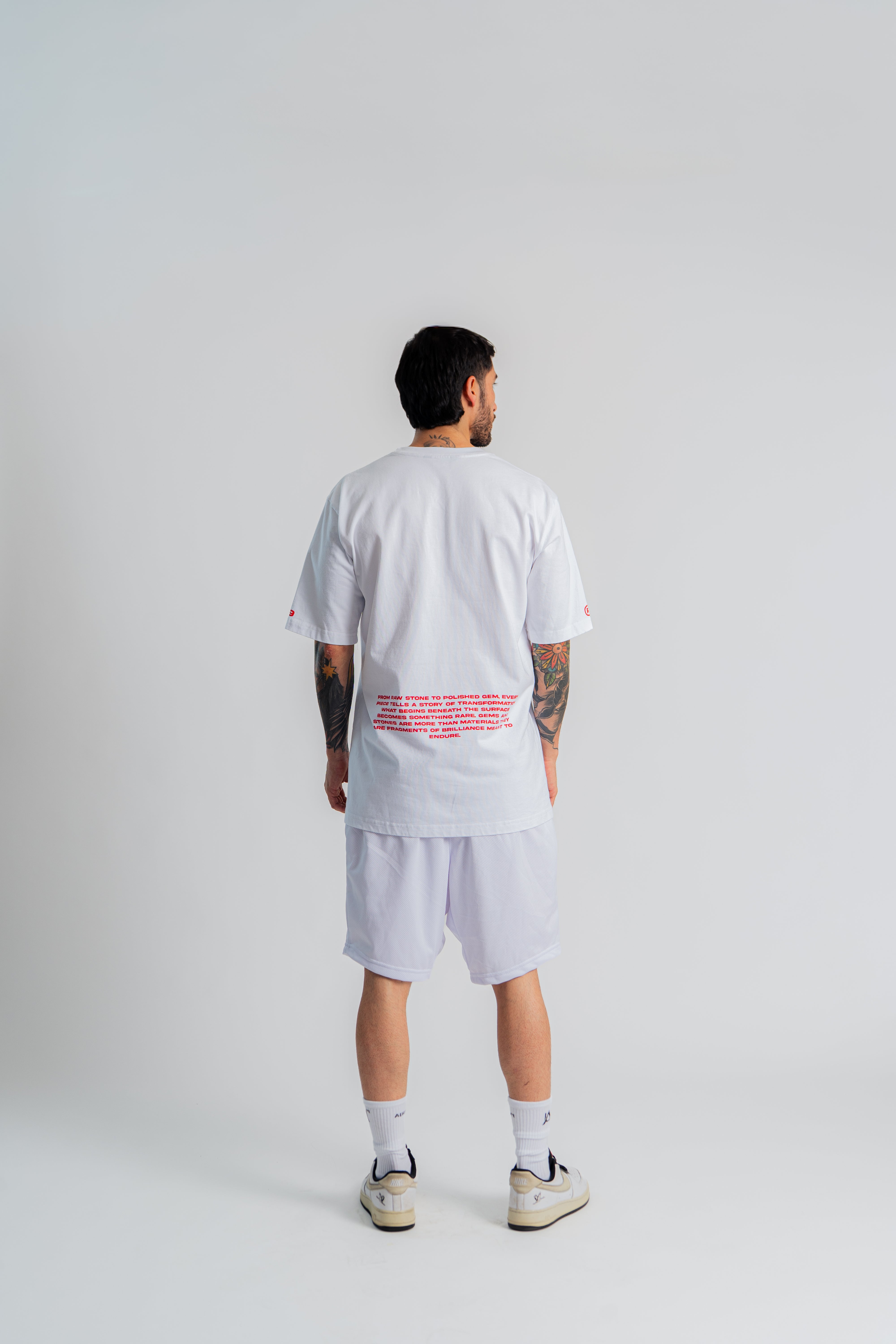 R&W Signature Semi Oversized T-Shirt Marfil en modelo — AURUM 79