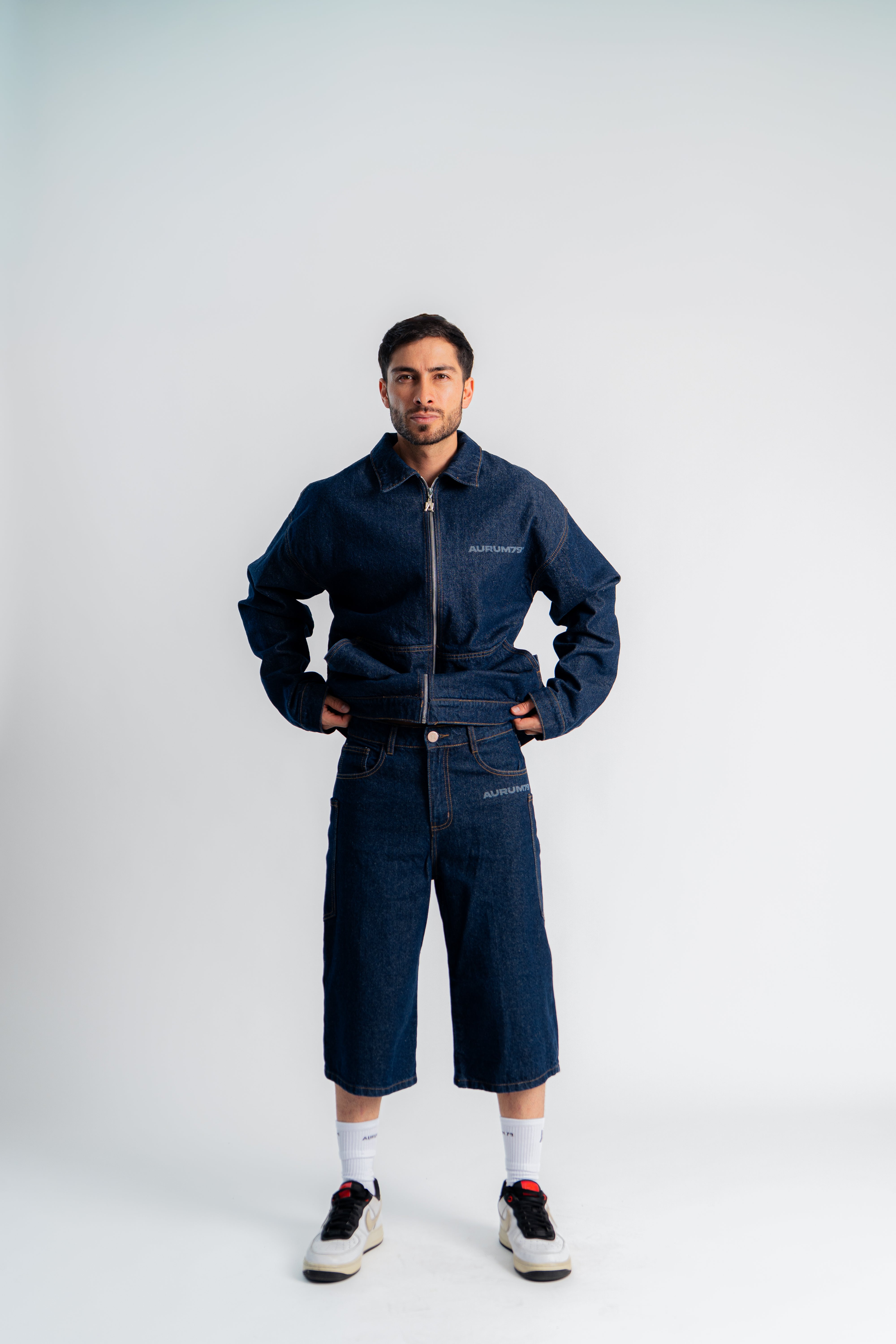 Raw Denim Jorts Azul en modelo — AURUM 79