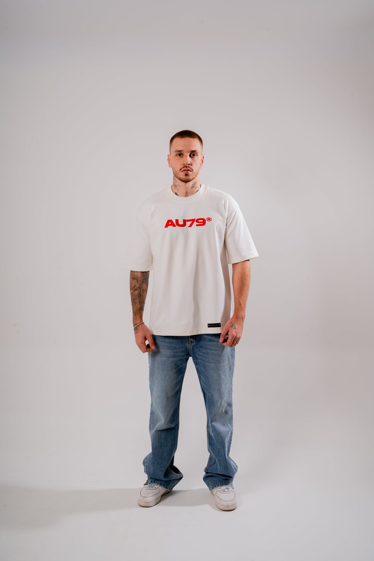Red Line Oversized T-Shirt Marfil en modelo — AURUM 79