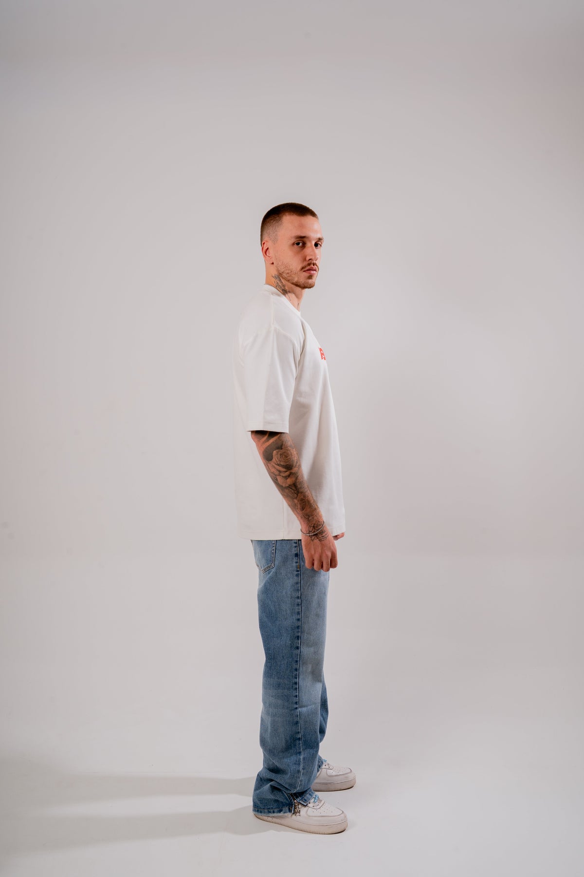 Red Line Oversized T-Shirt Marfil en modelo — AURUM 79