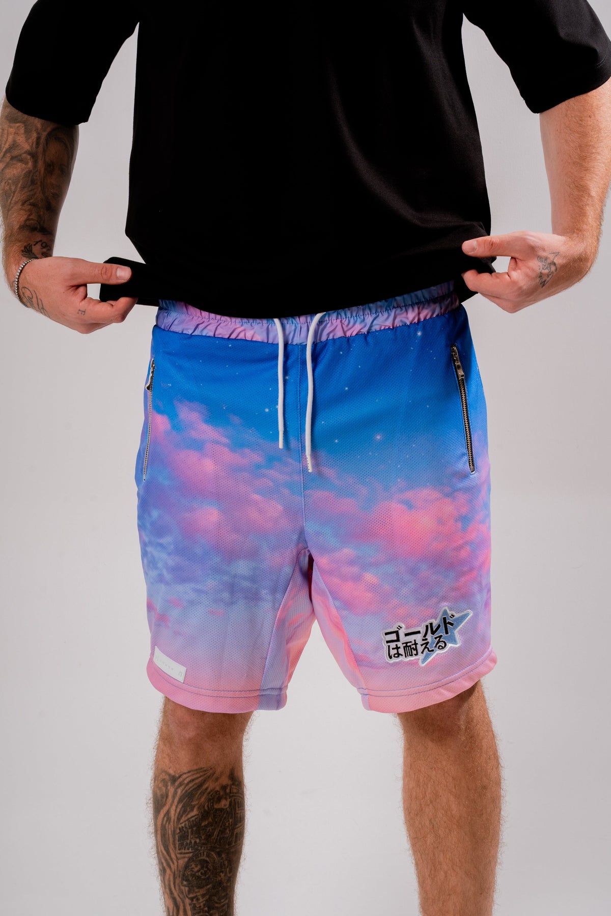 Rose Sky Shorts Rosa en modelo — AURUM 79
