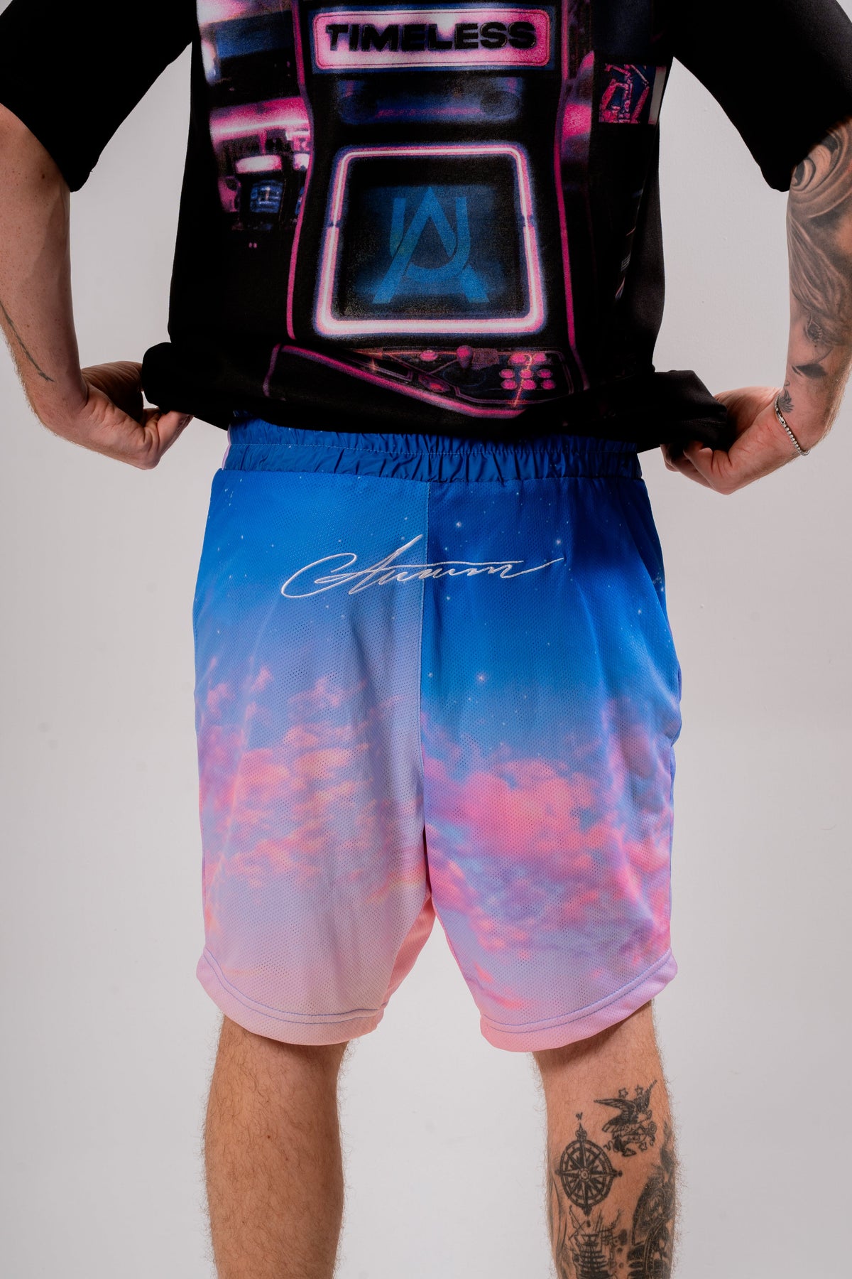 Rose Sky Shorts Rosa en modelo — AURUM 79