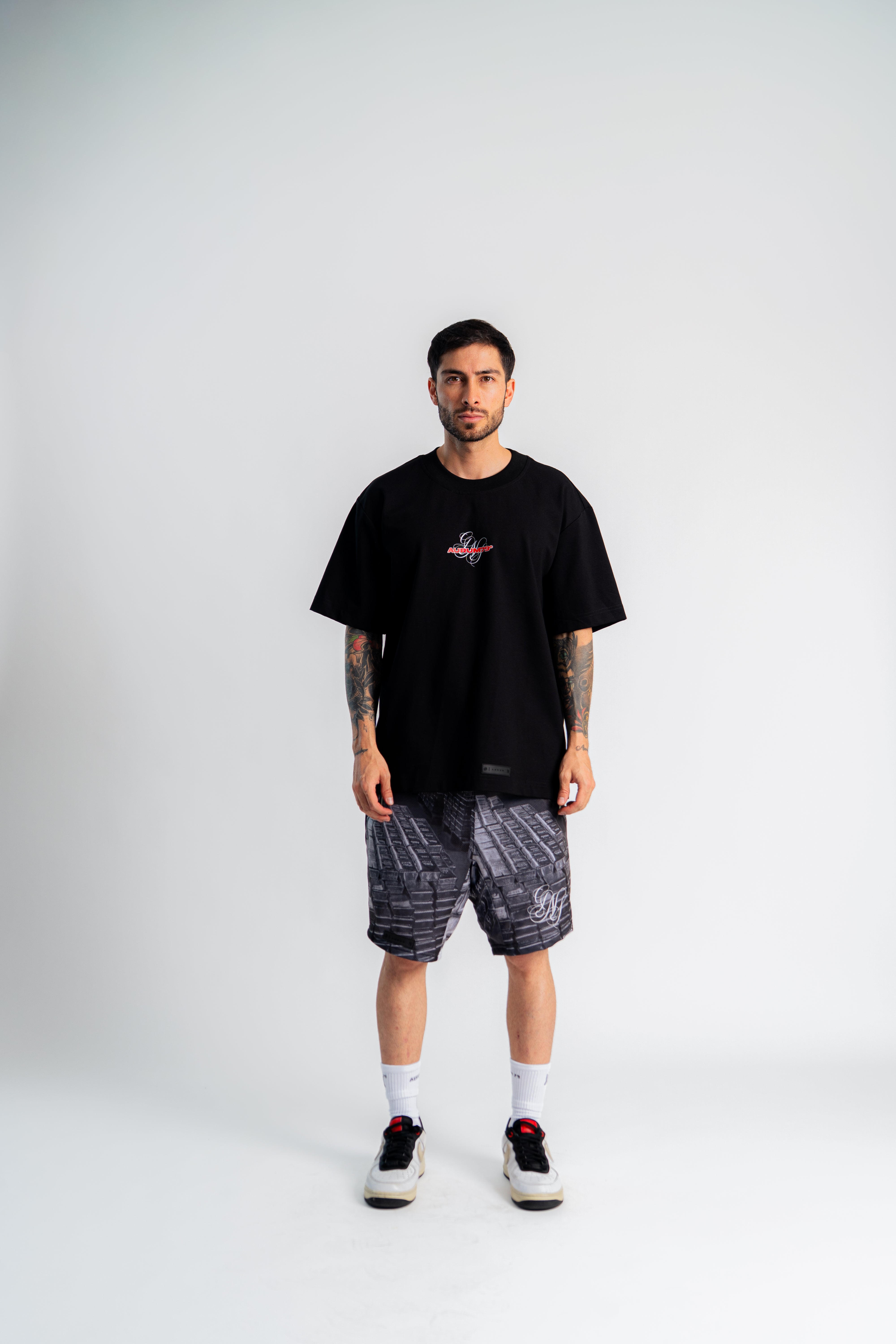 Rubbie Zip Oversized T-Shirt Negro en modelo — AURUM 79