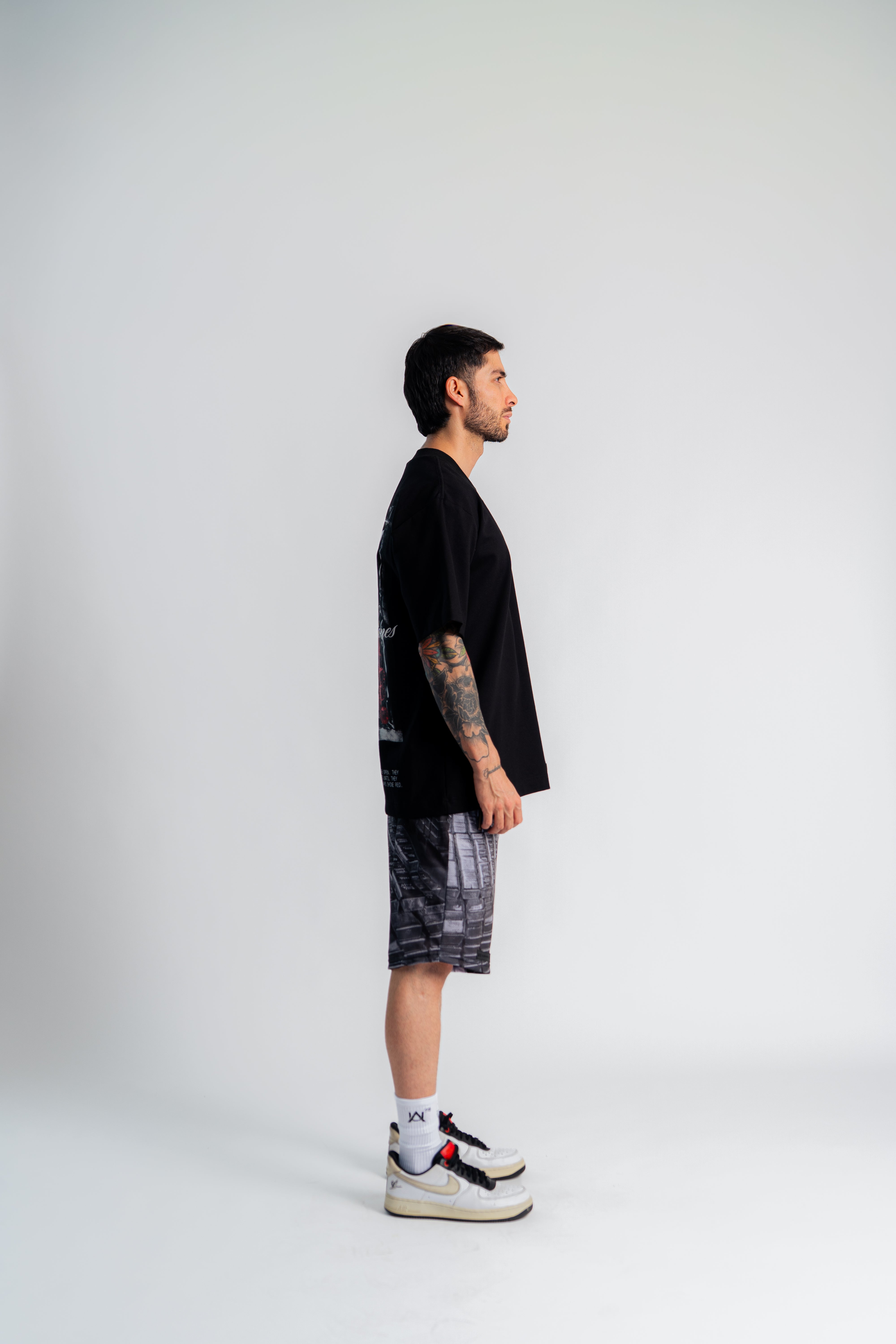Rubbie Zip Oversized T-Shirt Negro en modelo — AURUM 79