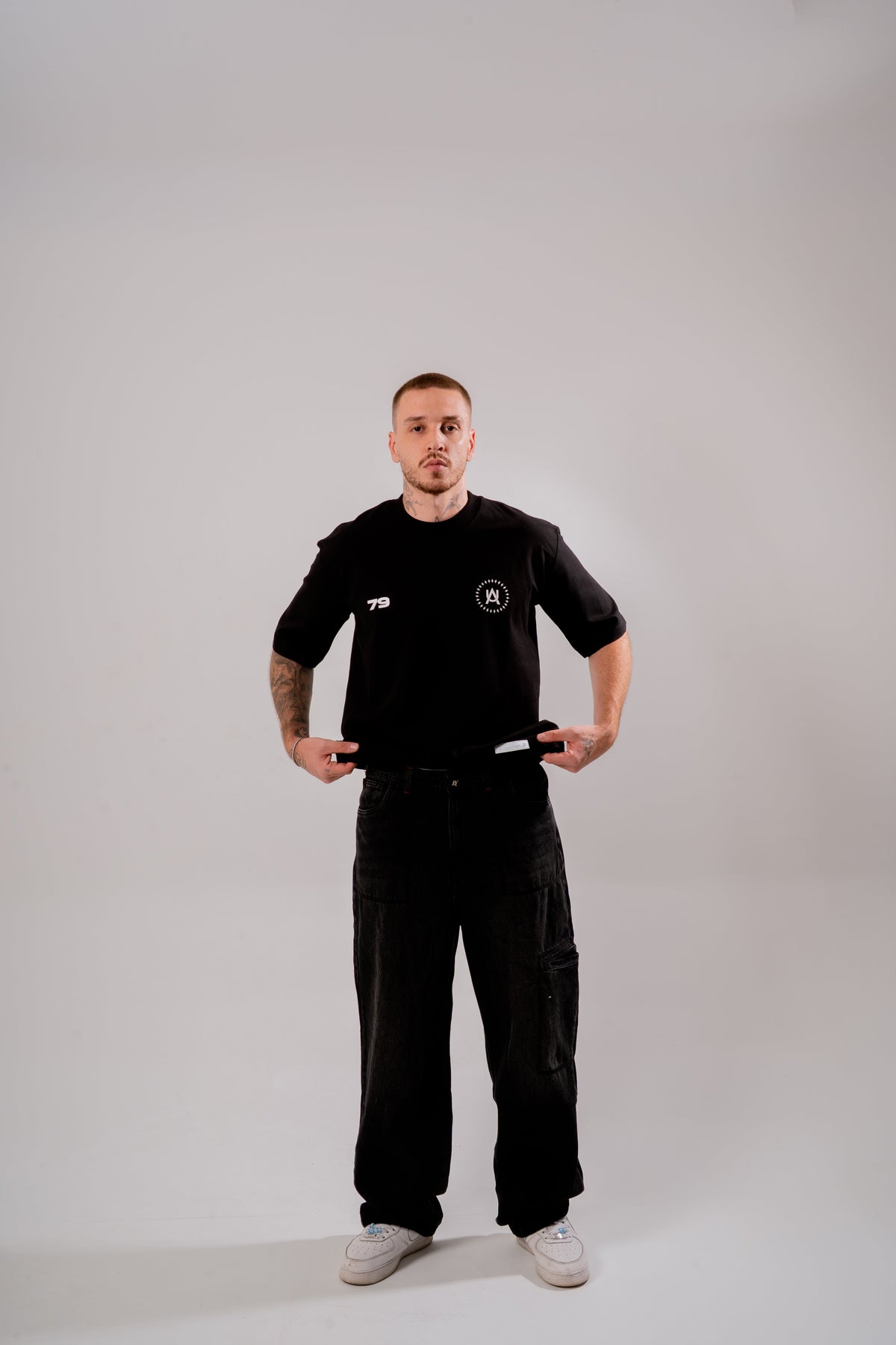 Signature Wide Jean Negro en modelo — AURUM 79