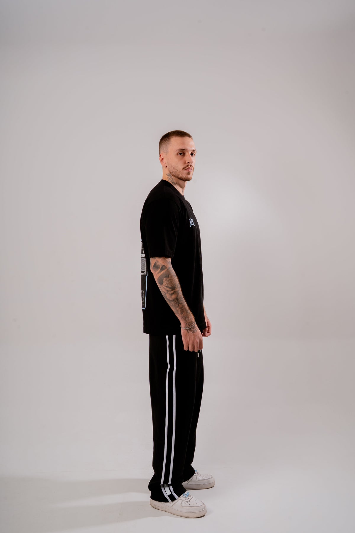 Time Speaks Semi Oversized T-shirt Negro en modelo — AURUM 79