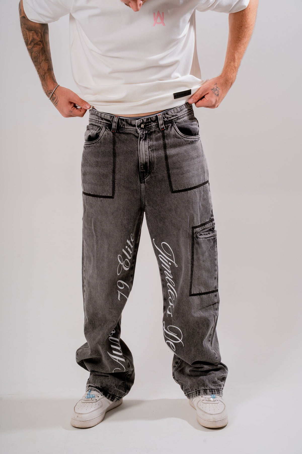 Timeless Dept Wide Jean Gris Washed en modelo — AURUM 79