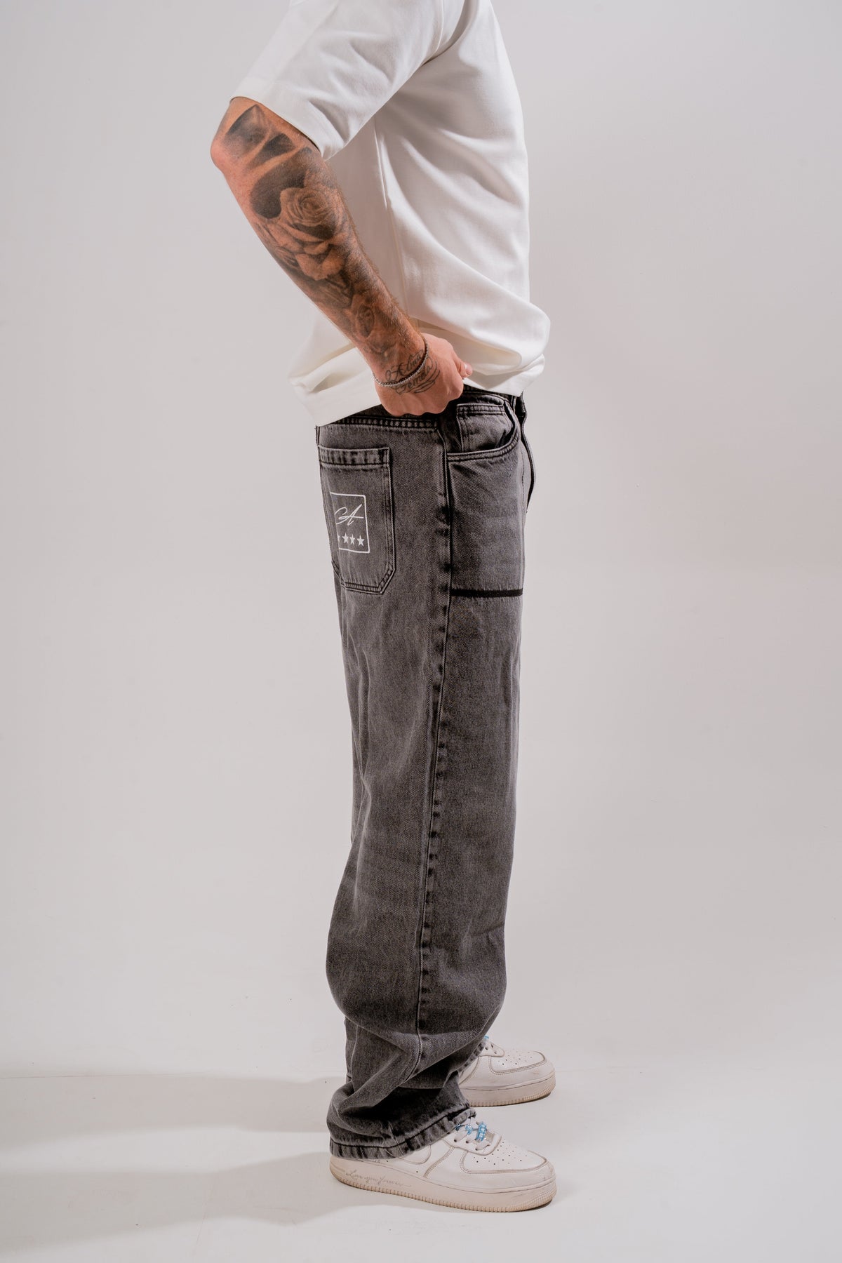 Timeless Dept Wide Jean Gris Washed en modelo — AURUM 79