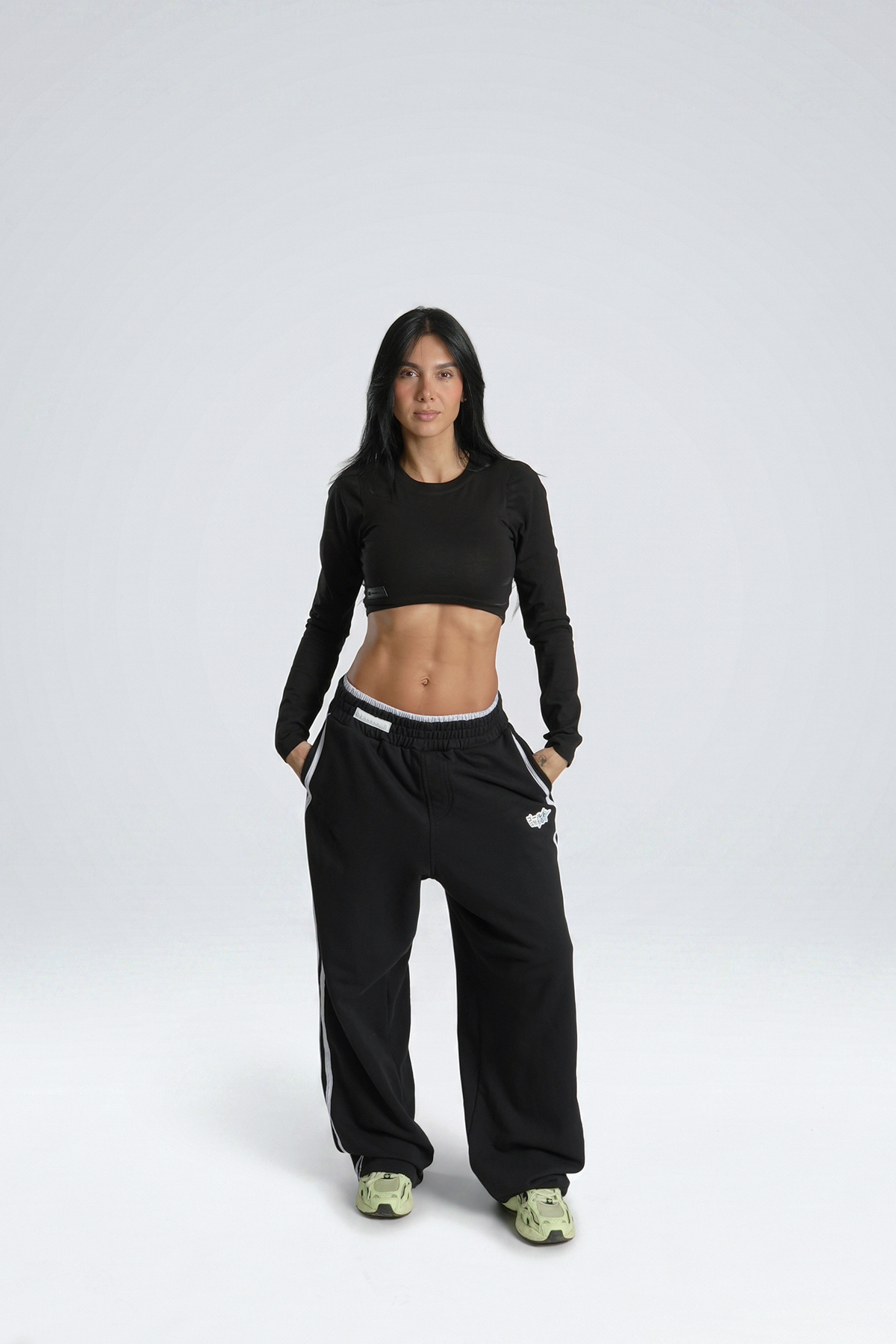 Timeless Long Sleeve Crop top Negro en modelo — AURUM 79