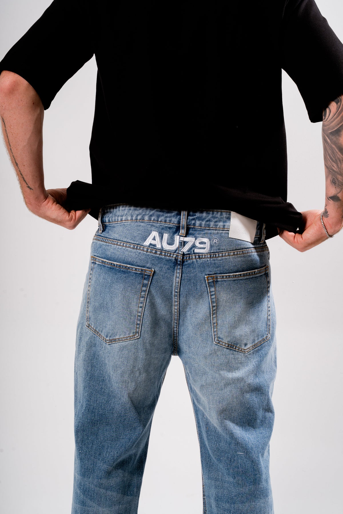 Timeless Washed Loose Fit Jean Azul en modelo — AURUM 79