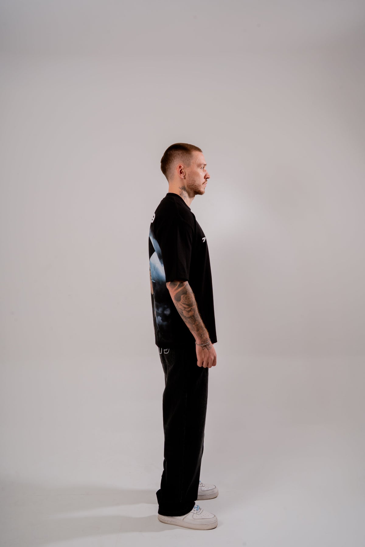 Umbrella Oversized T-Shirt Negro en modelo — AURUM 79