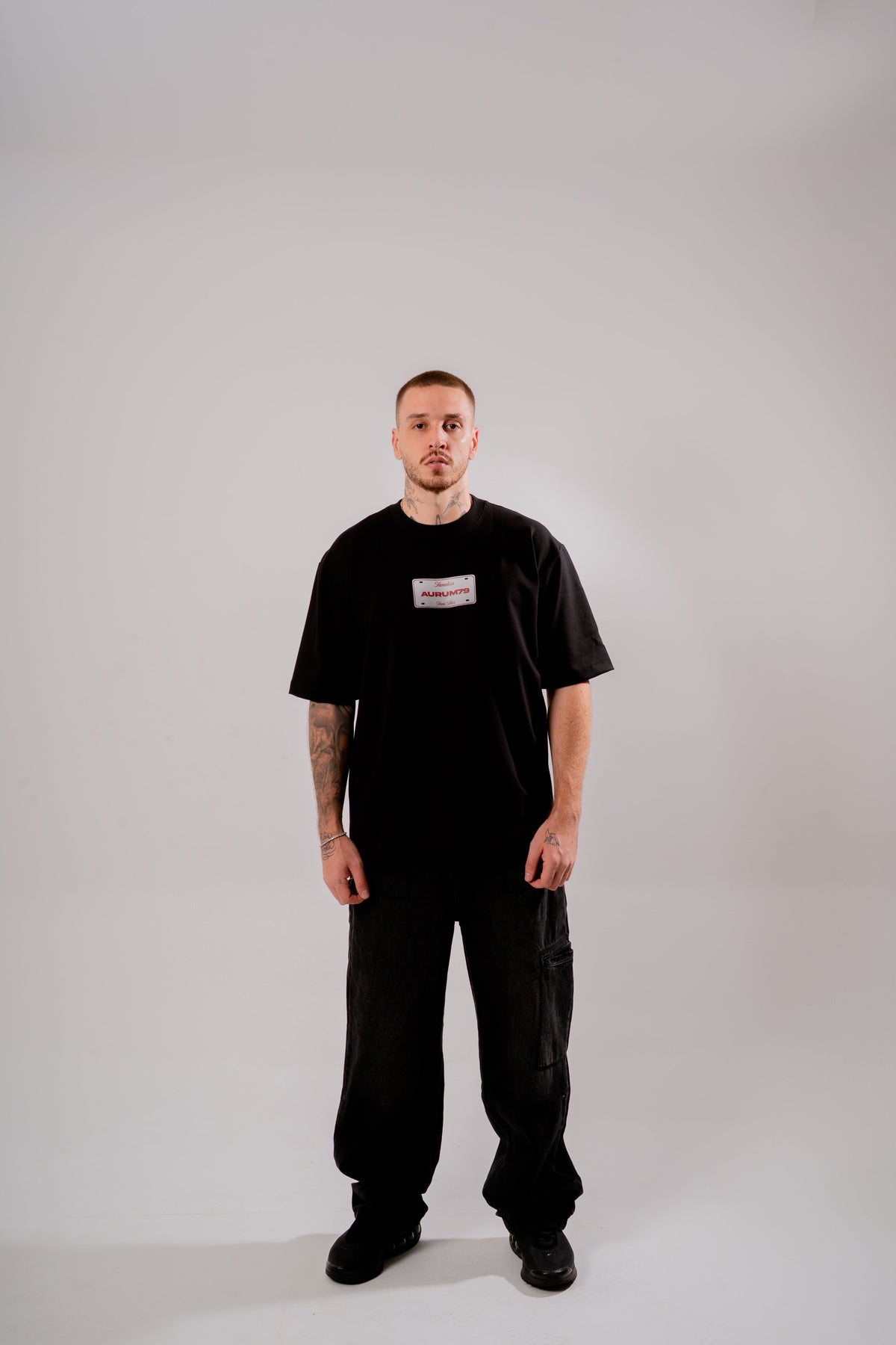 Vintage Interior Oversized T-Shirt Negro en modelo — AURUM 79