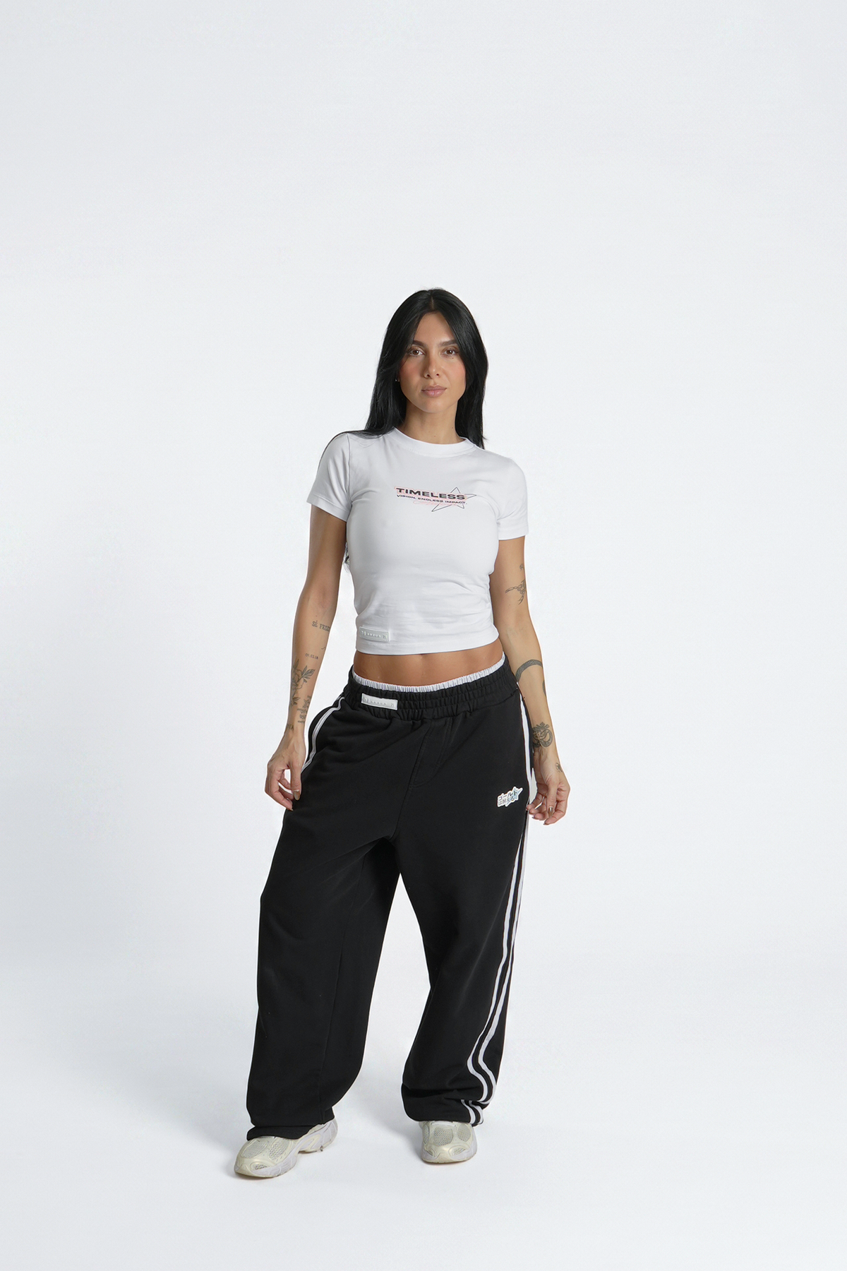 W Impact Slim Baby Tee Marfil en modelo — AURUM 79