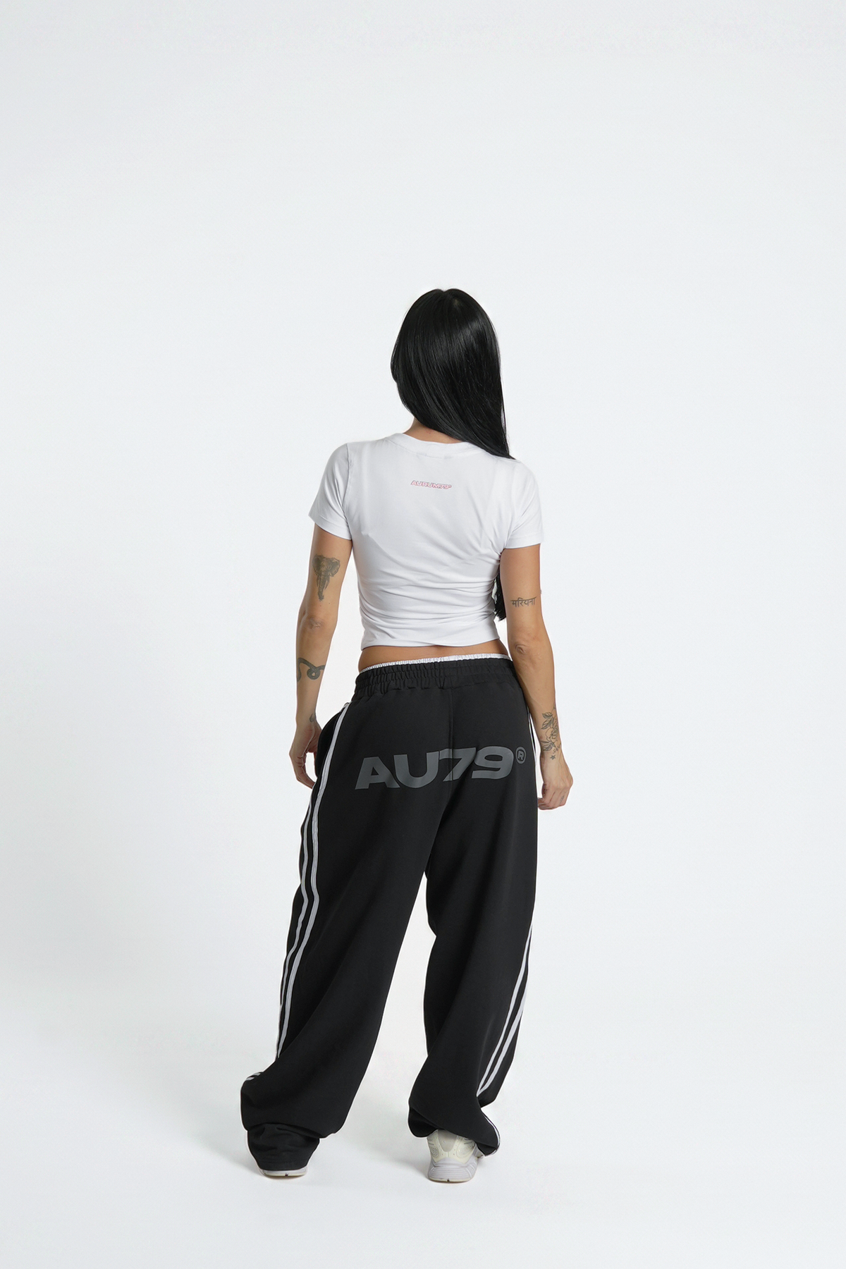 W Impact Slim Baby Tee Marfil en modelo — AURUM 79
