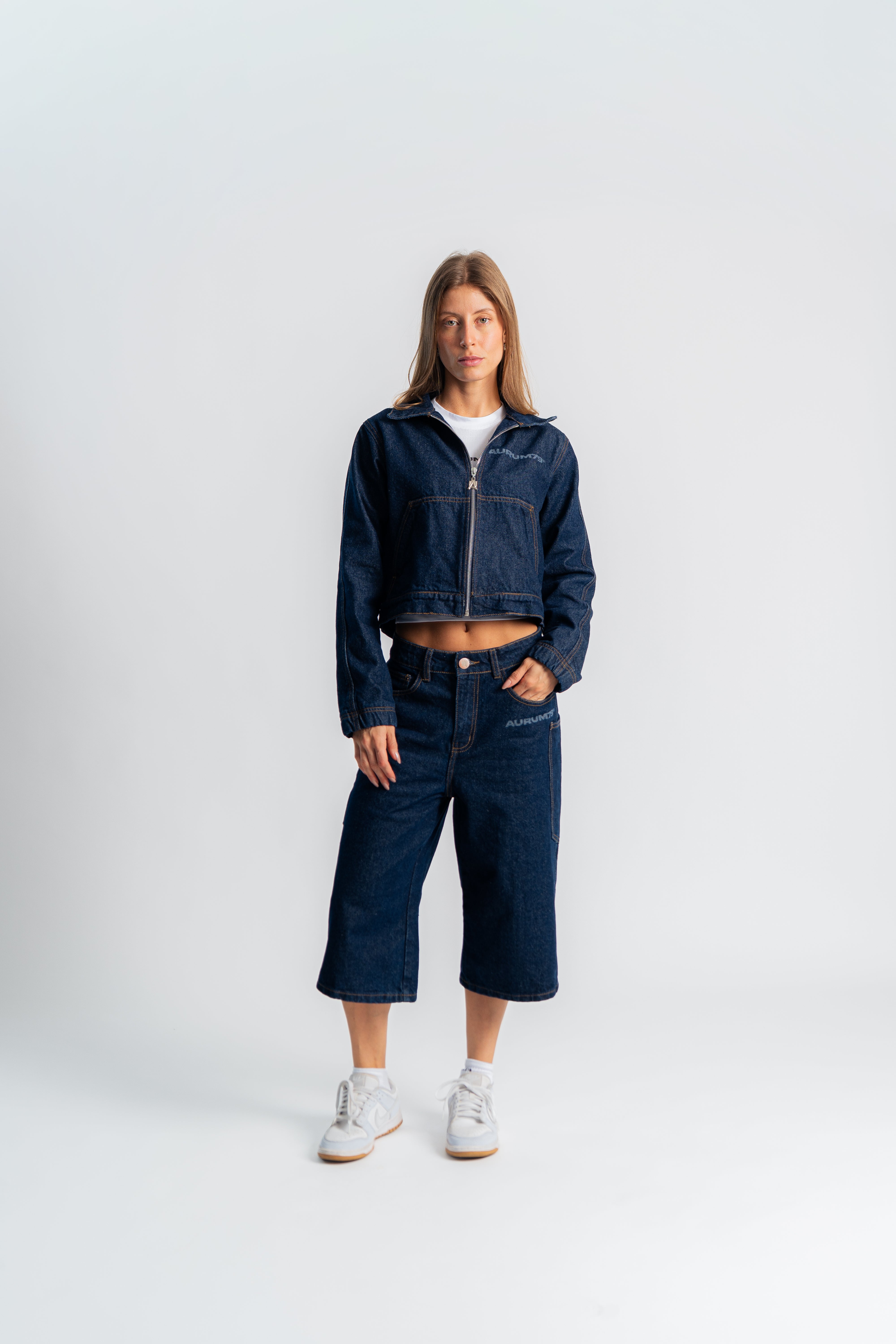 W Raw Denim Oversized Jacket Azul en modelo — AURUM 79