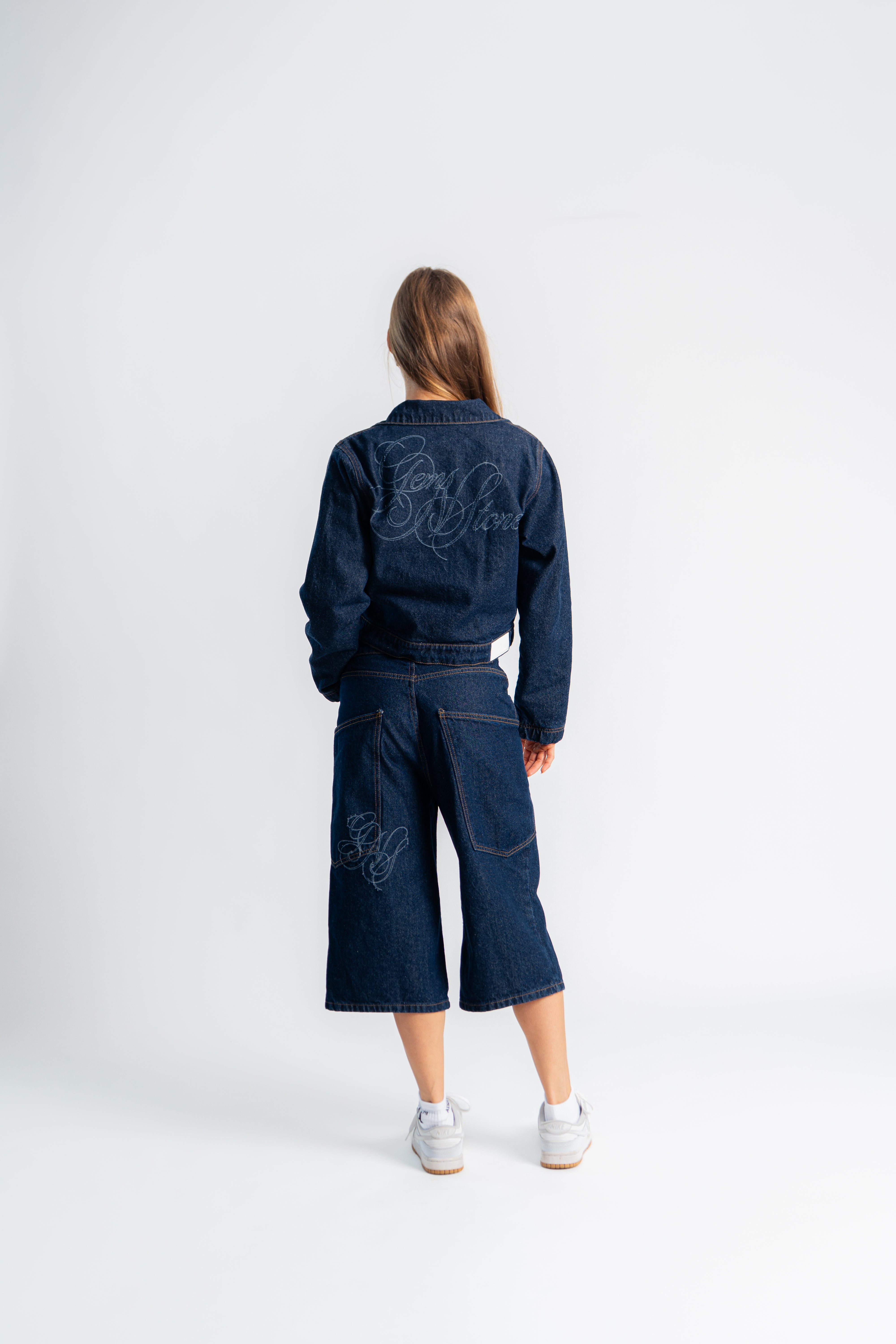 W Raw Denim Oversized Jacket Azul en modelo — AURUM 79