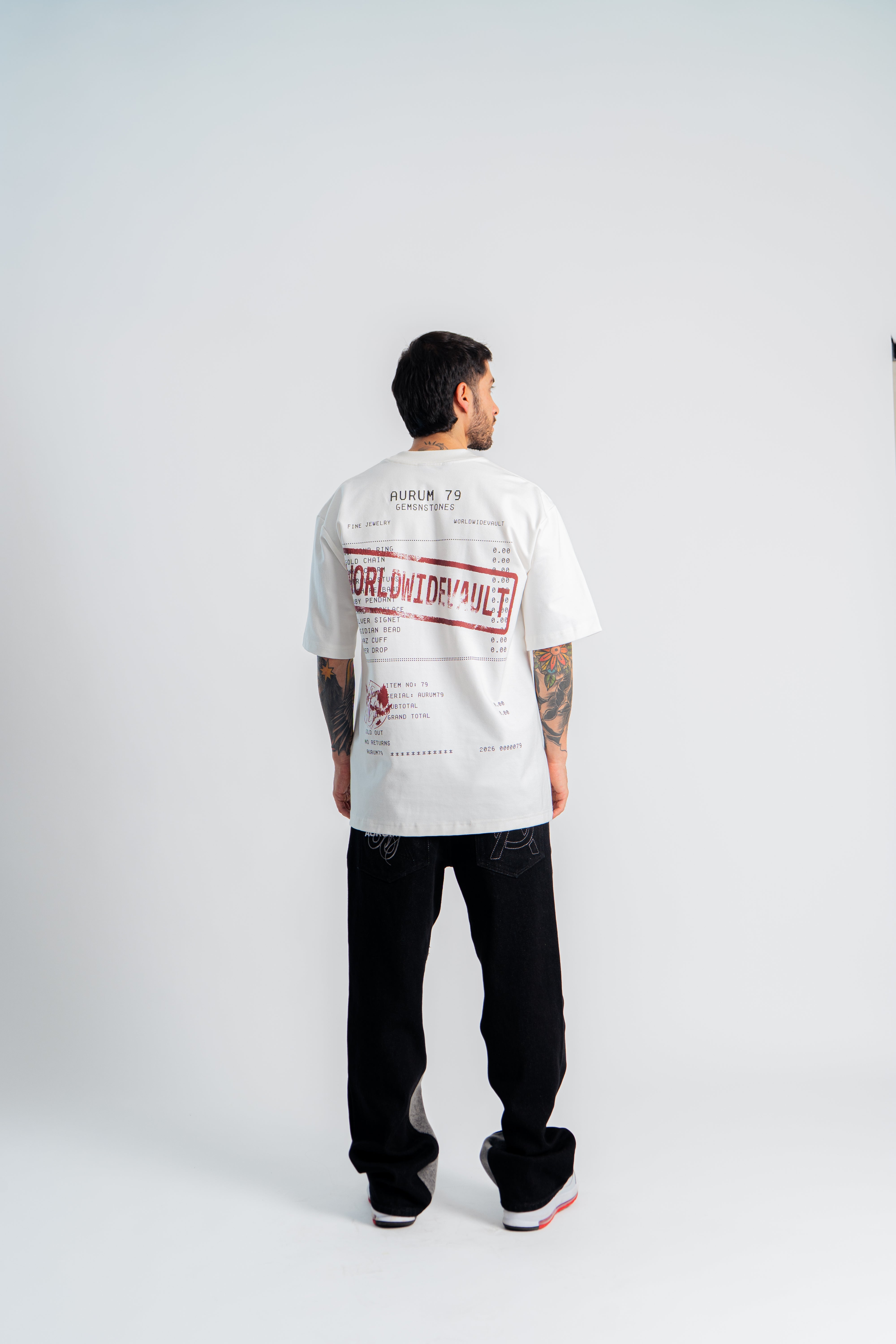 Worldwide Vault Oversized T-Shirt Marfil en modelo — AURUM 79