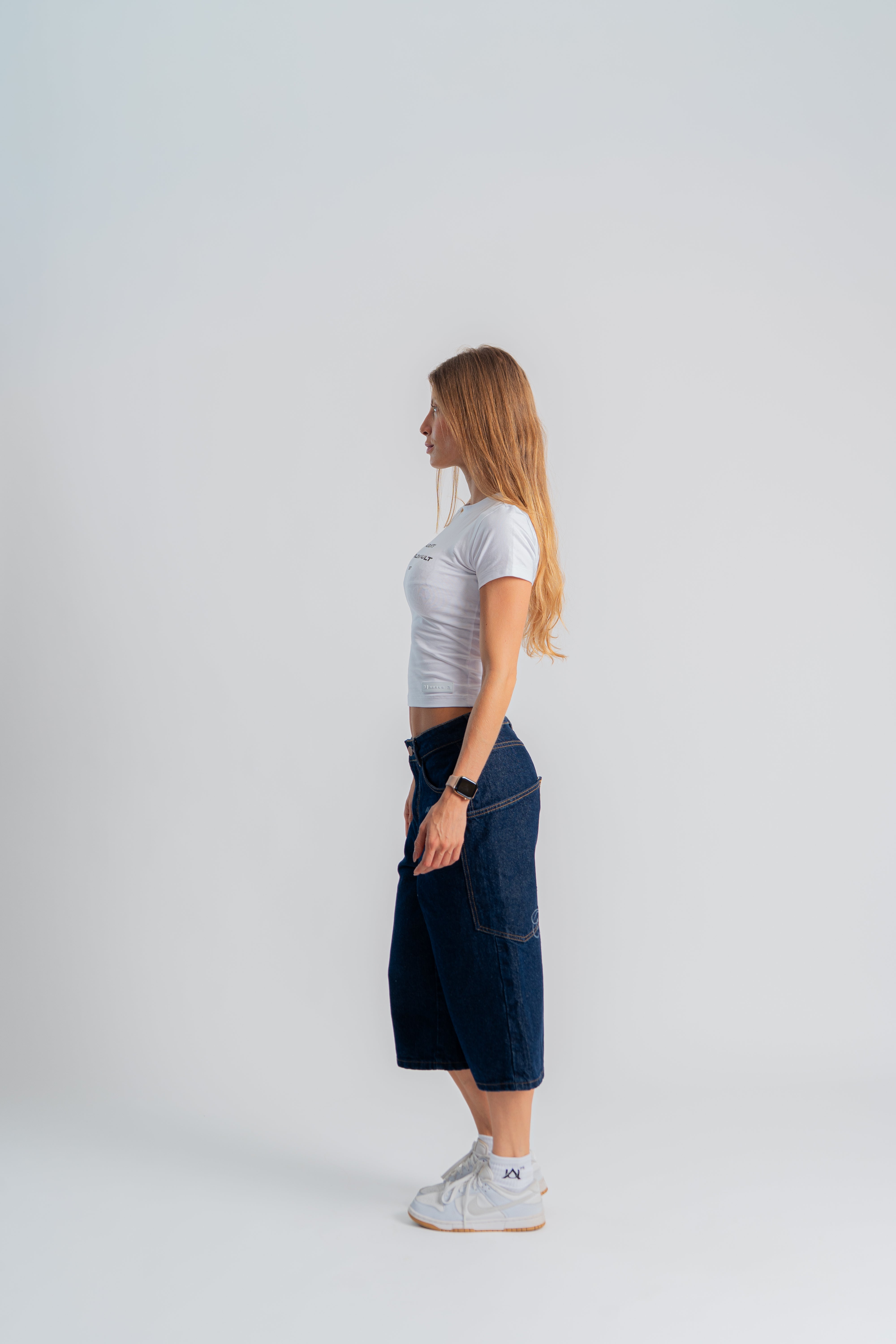 Worldwide Vault Slim Baby Tee Marfil en modelo — AURUM 79
