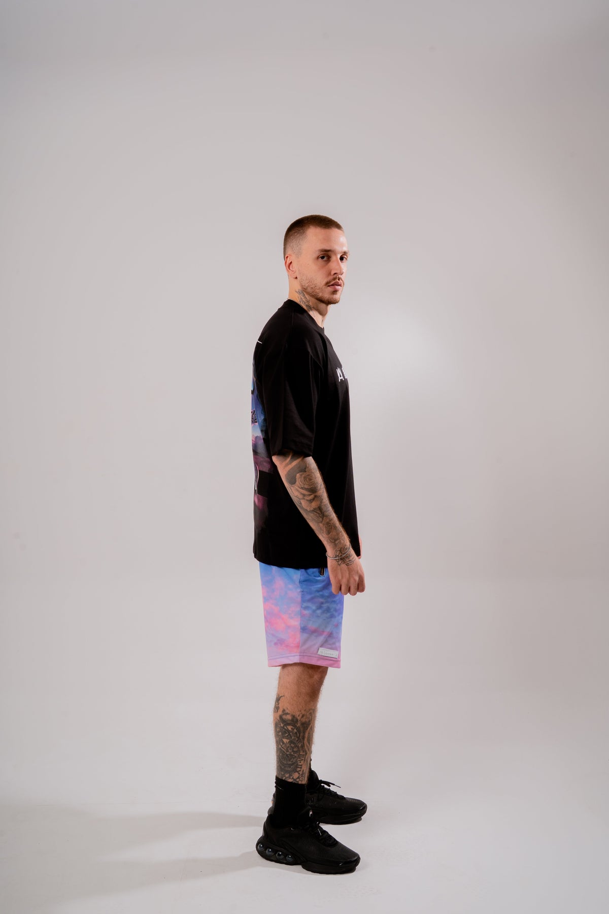 2000s Oversized T-Shirt Negro en modelo — AURUM 79