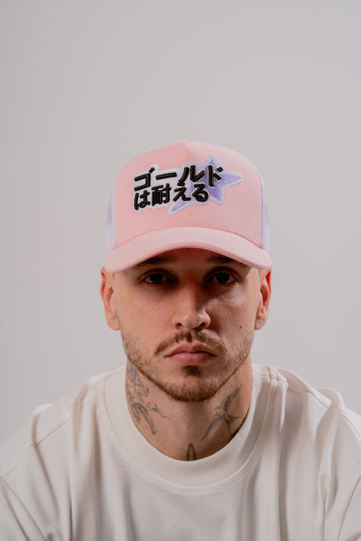 2000s Trucker Cap Rosa en modelo — AURUM 79