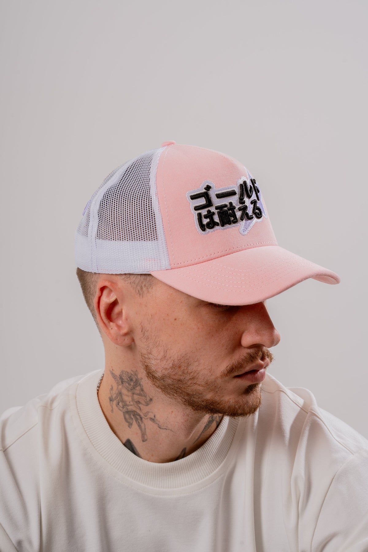 2000s Trucker Cap Rosa en modelo — AURUM 79