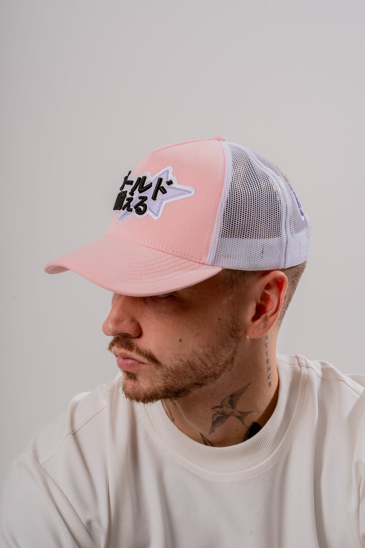 2000s Trucker Cap Rosa en modelo — AURUM 79