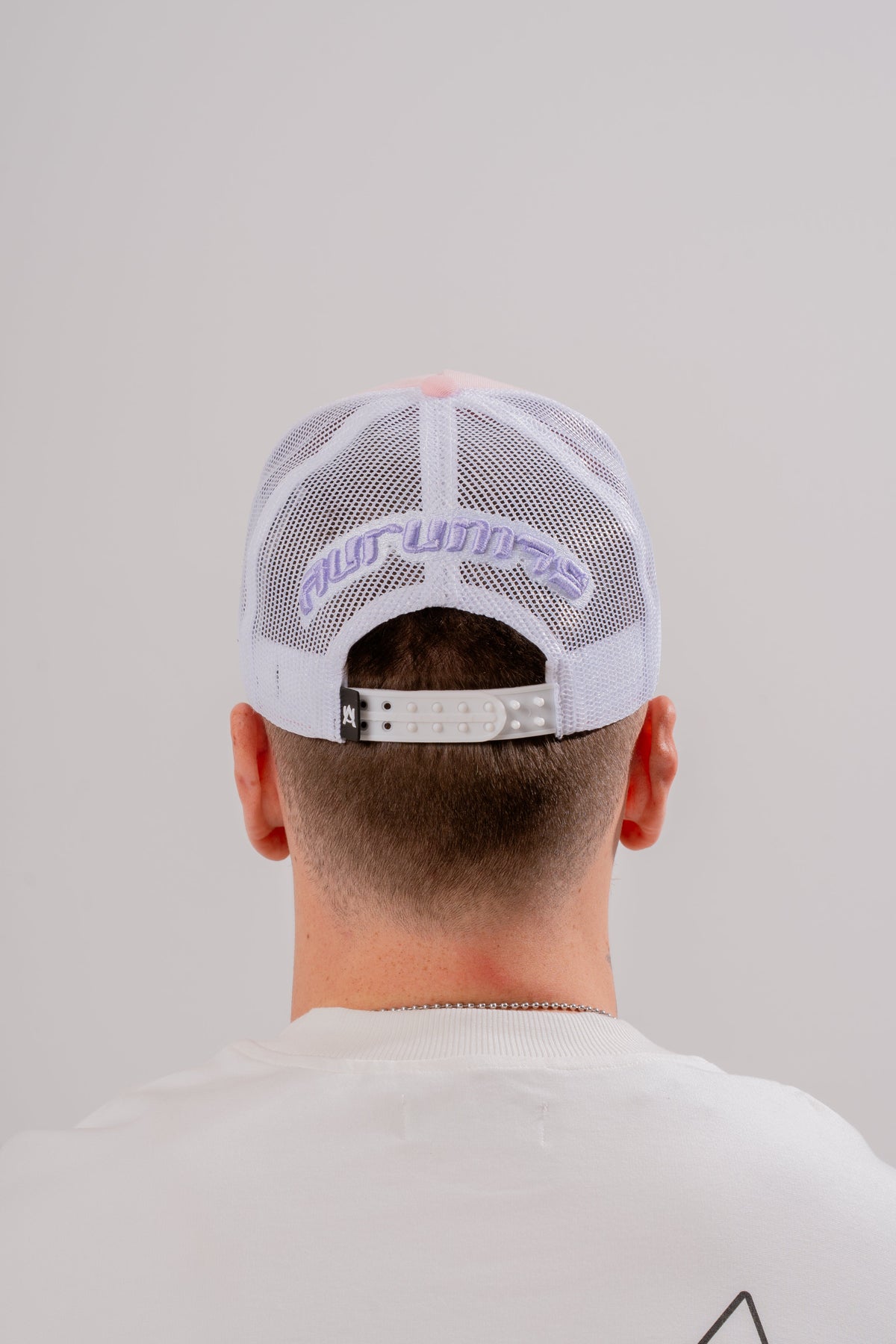 2000s Trucker Cap Rosa en modelo — AURUM 79