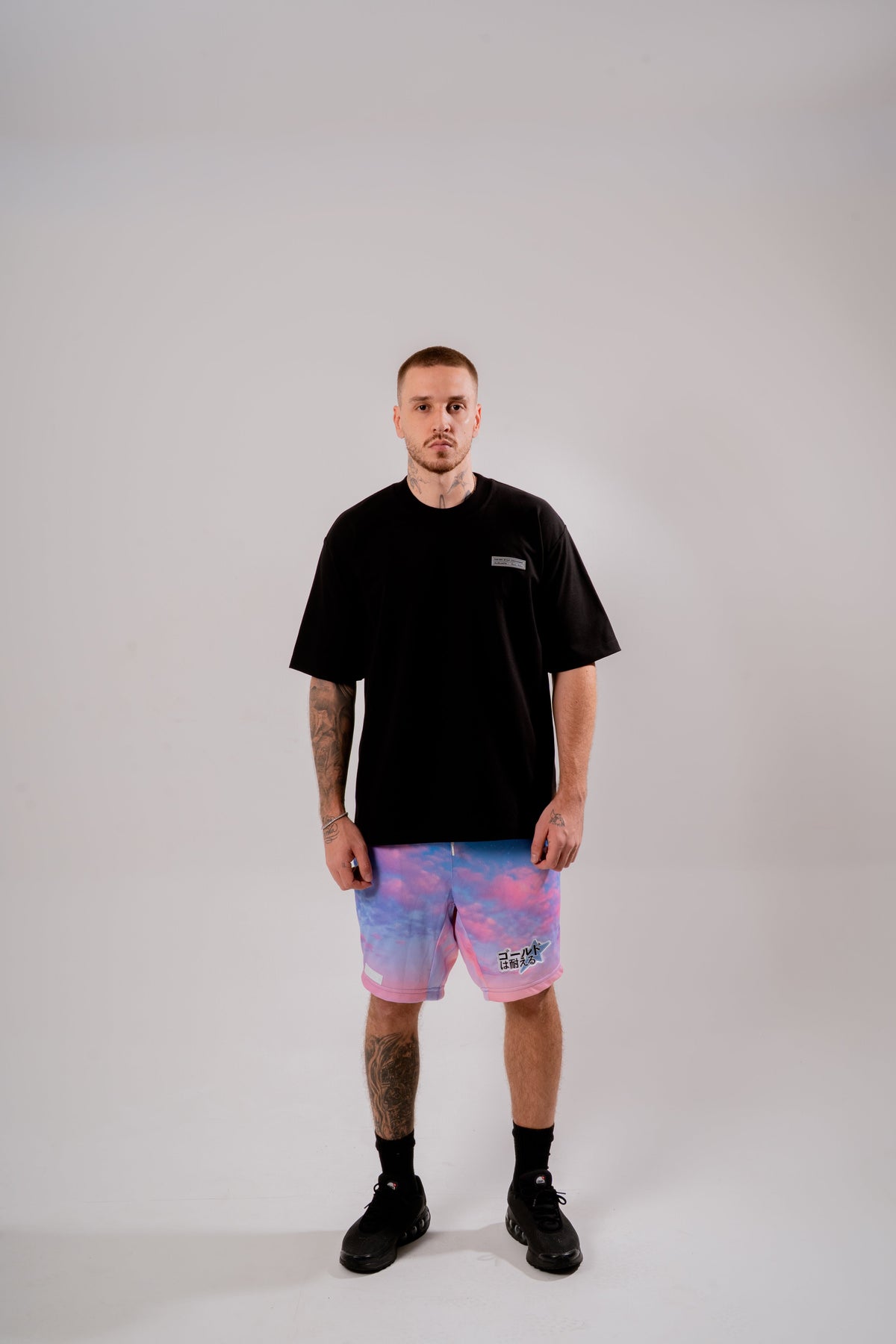 Arkade Oversized T-Shirt Negro en modelo — AURUM 79