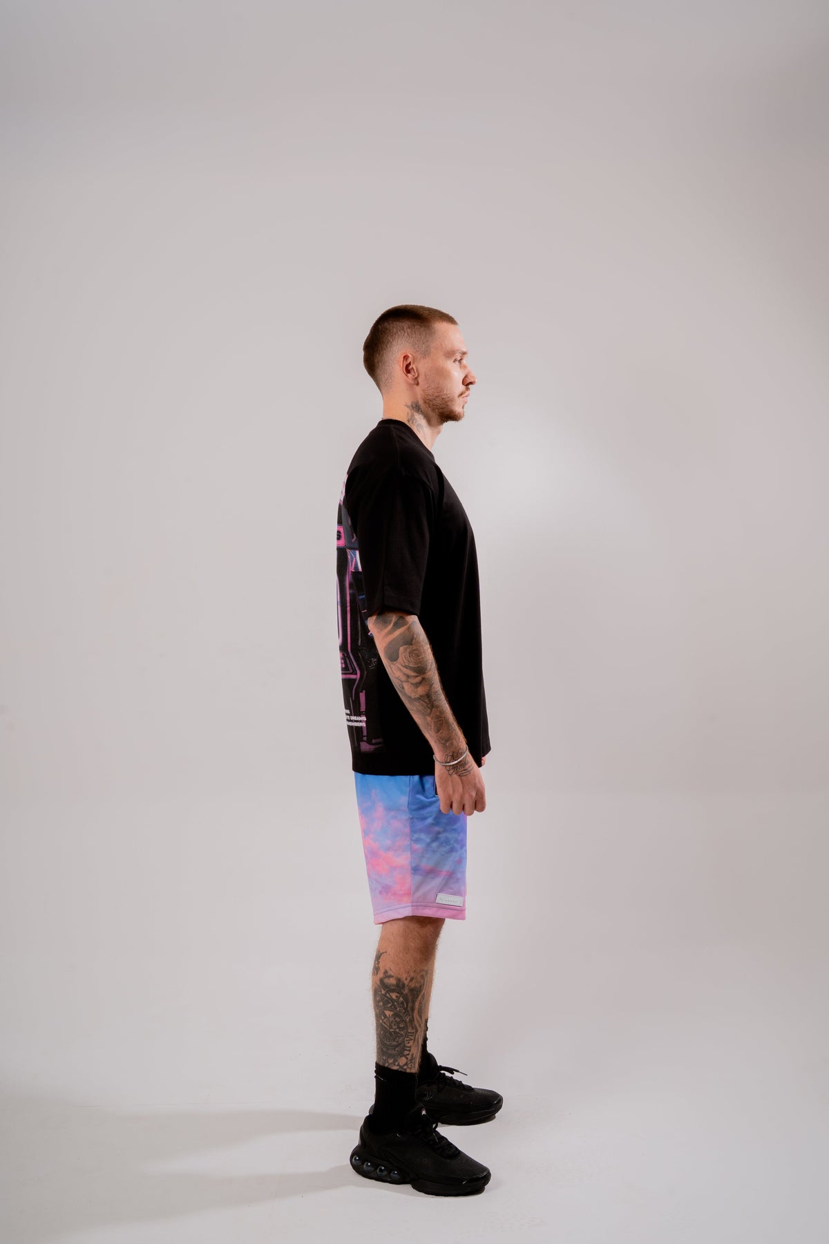 Arkade Oversized T-Shirt Negro en modelo — AURUM 79