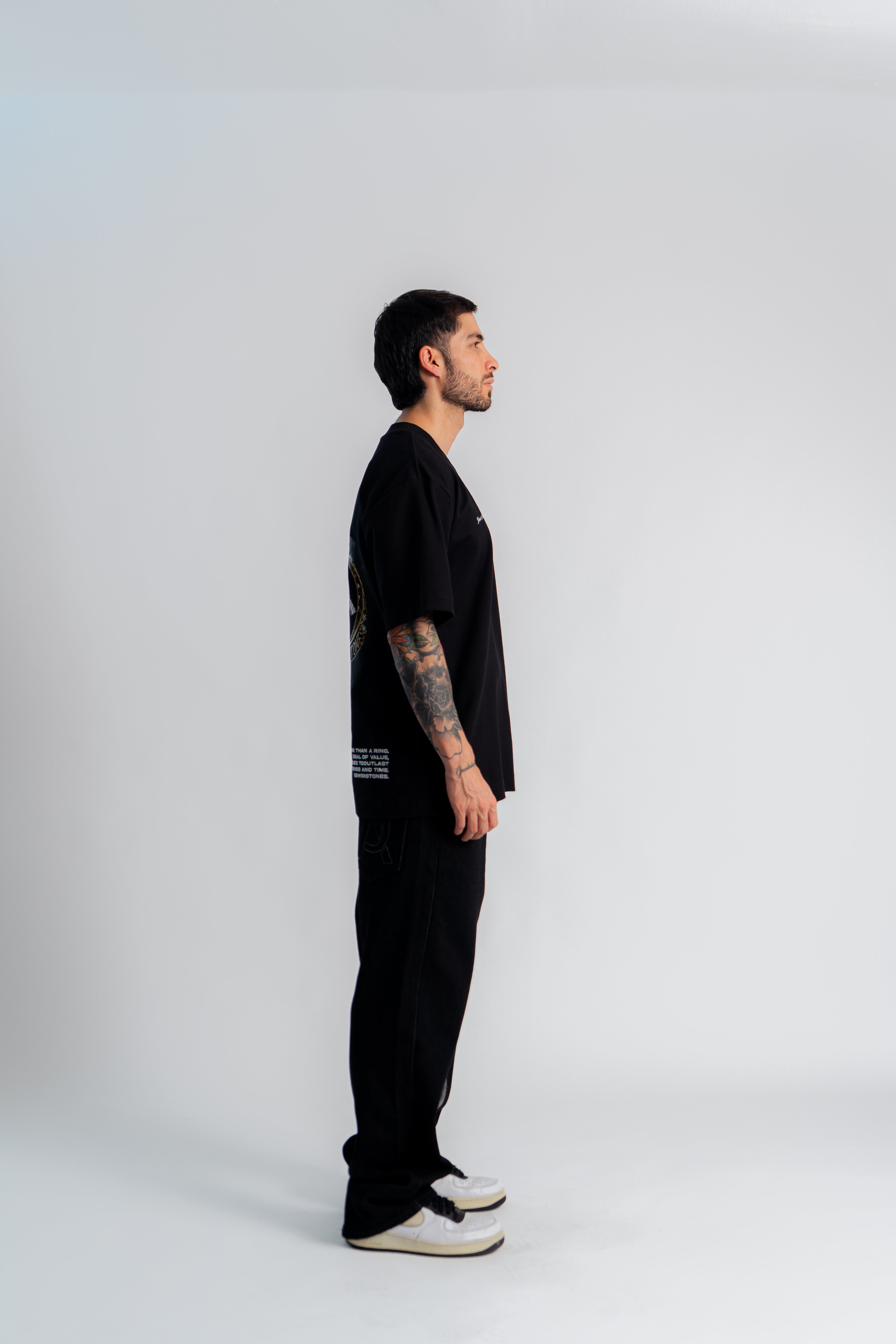 Au Ring Oversized T-Shirt Negro en modelo — AURUM 79