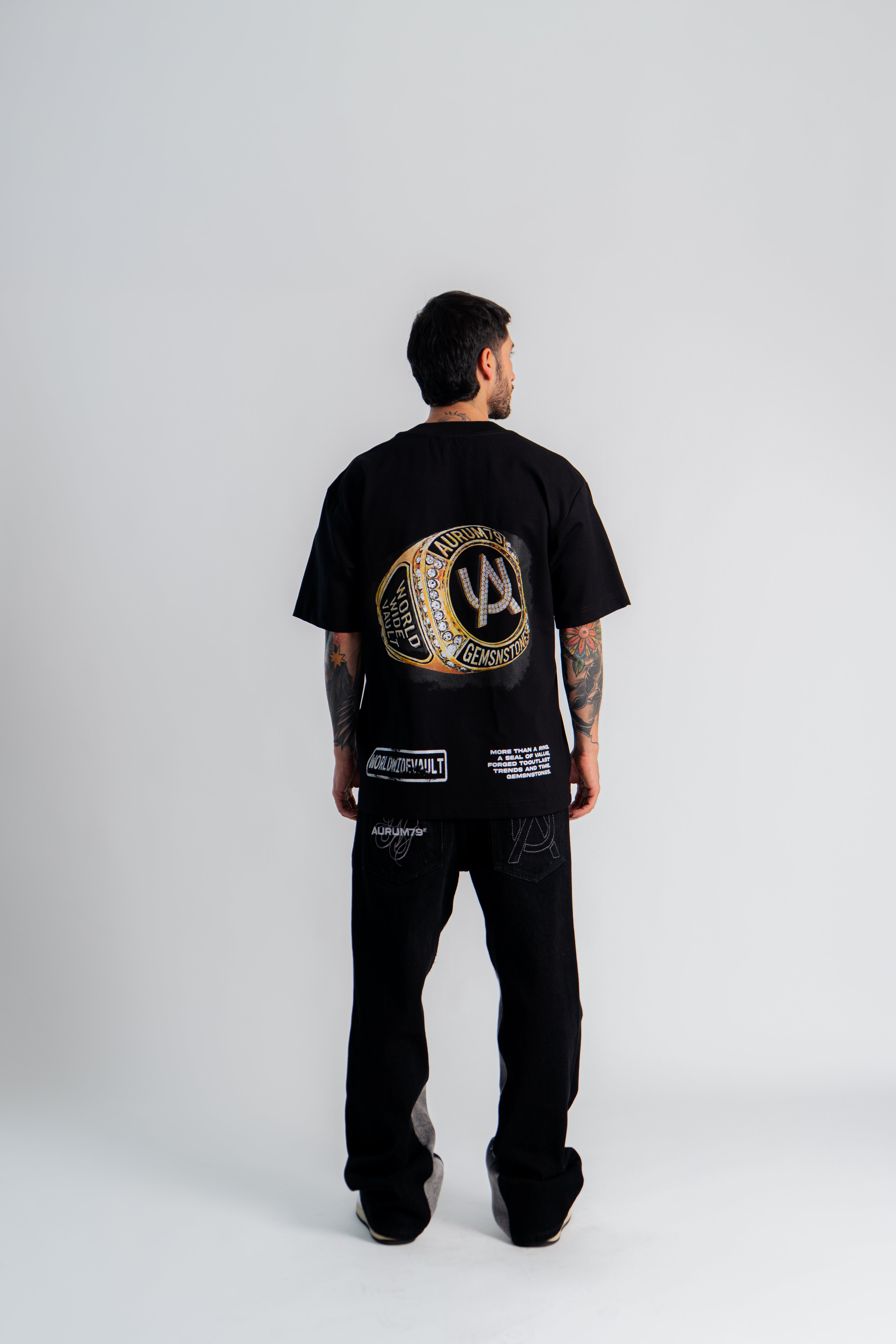 Au Ring Oversized T-Shirt Negro en modelo — AURUM 79