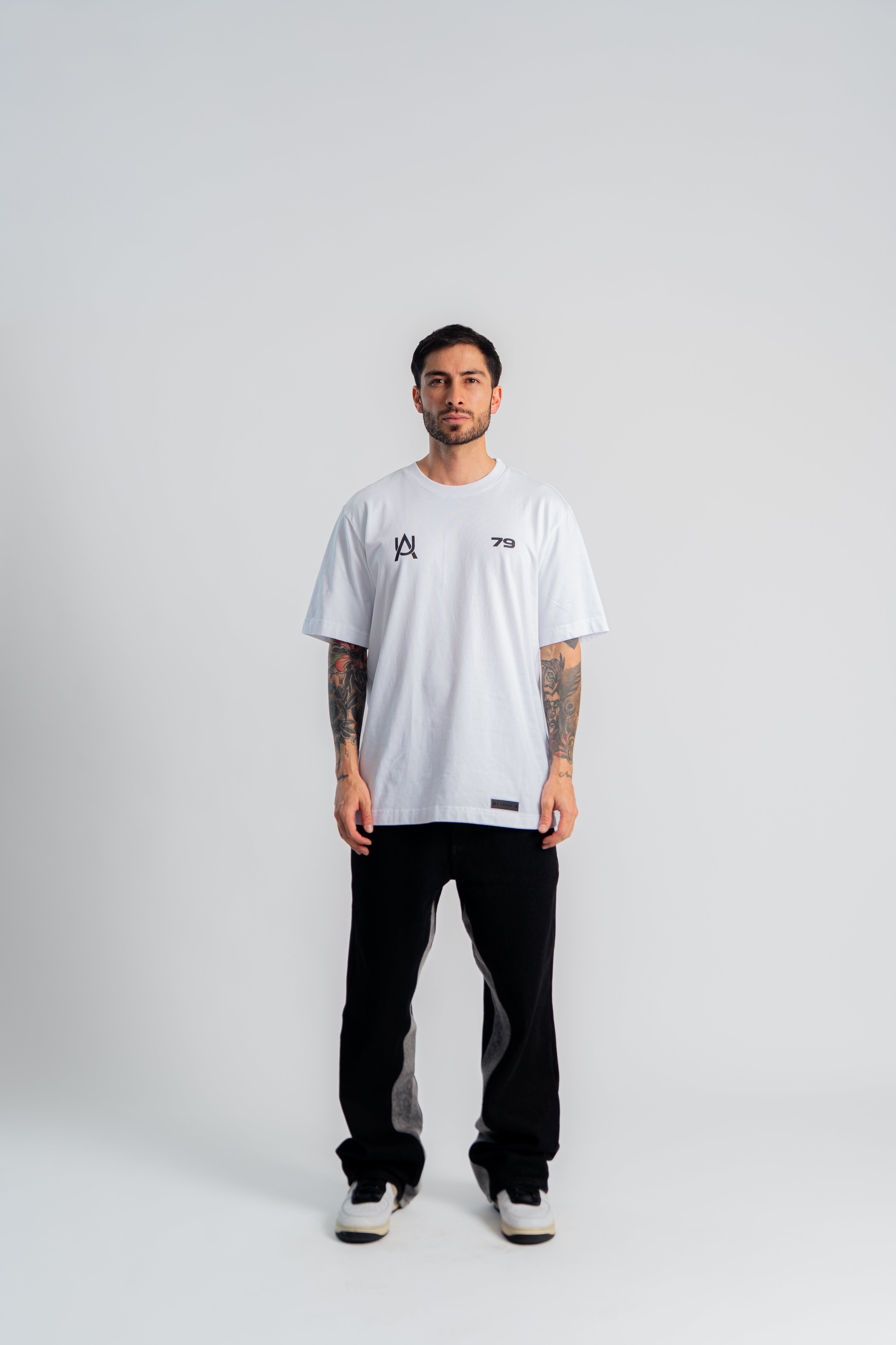 Au Sculputure Semi Oversized T-Shirt Marfil en modelo — AURUM 79