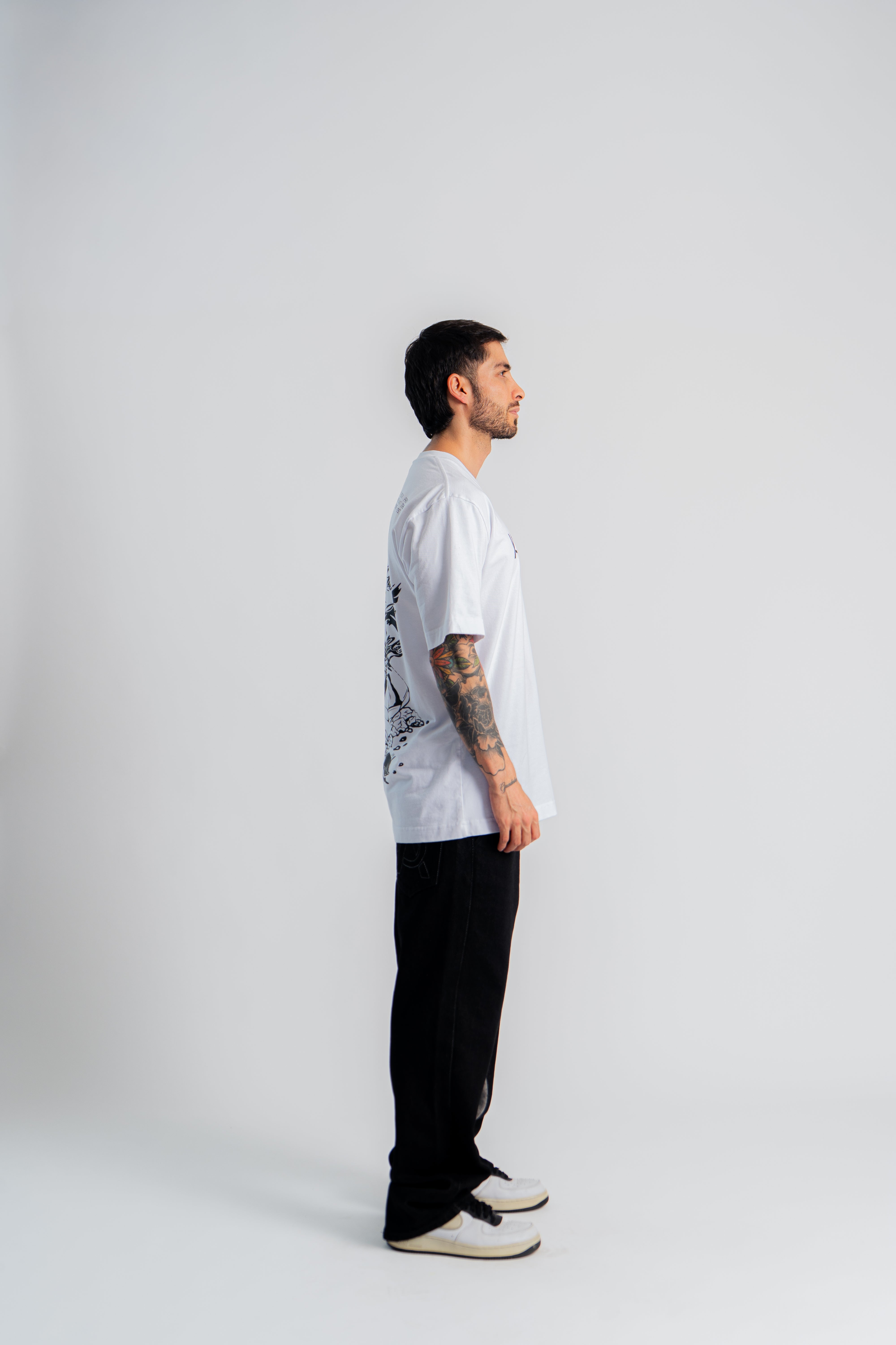 Au Sculputure Semi Oversized T-Shirt Marfil en modelo — AURUM 79
