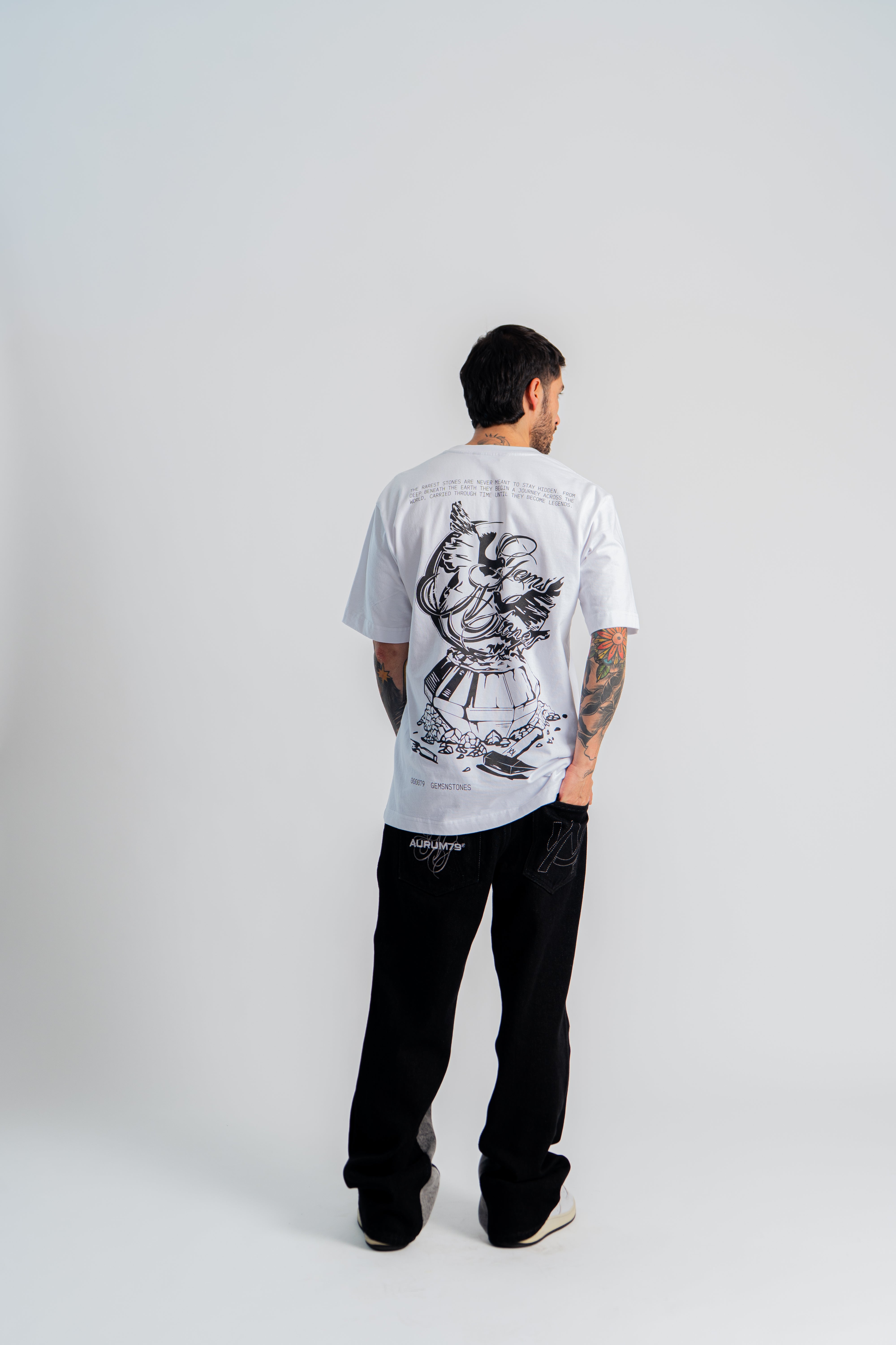Au Sculputure Semi Oversized T-Shirt Marfil en modelo — AURUM 79