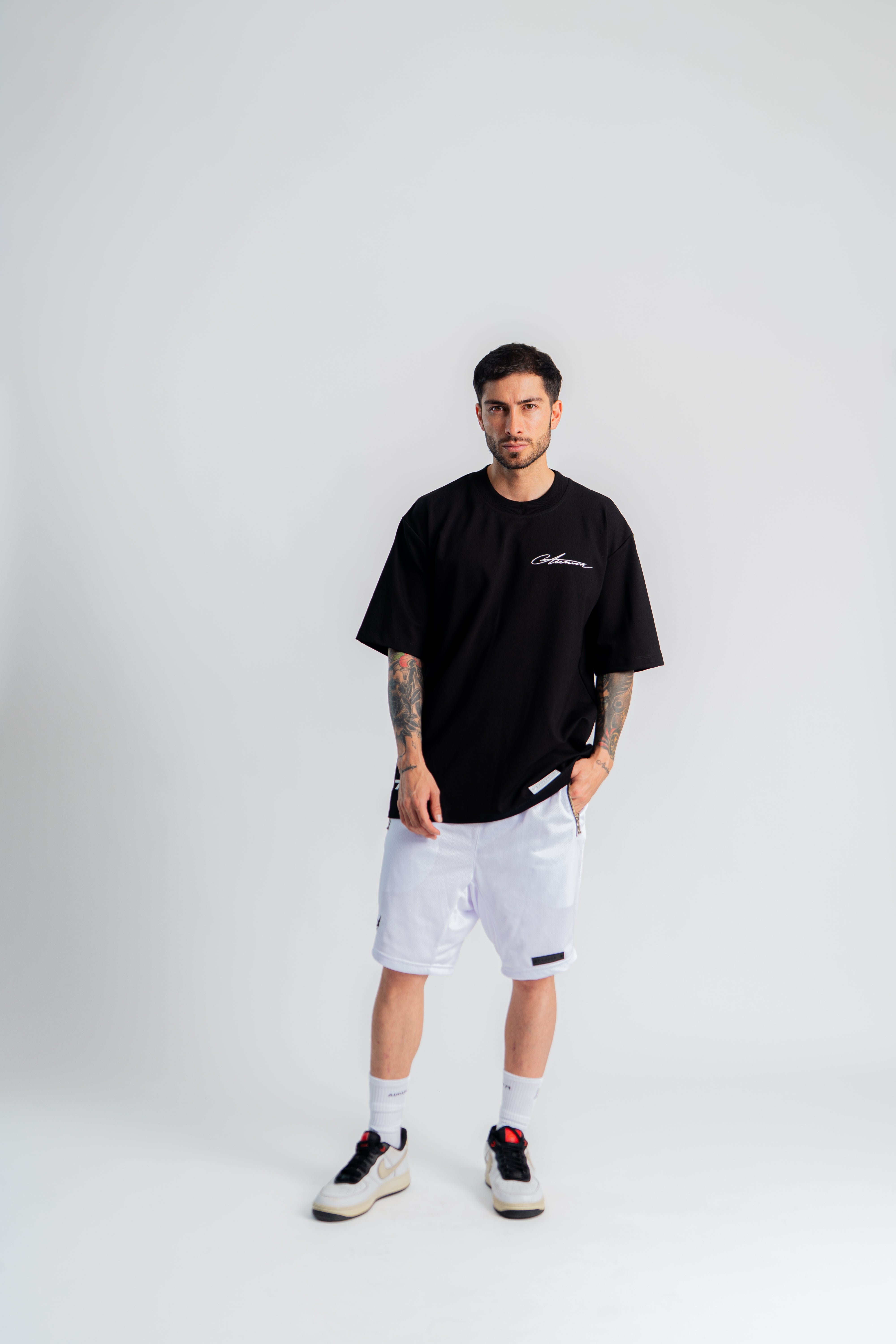 Aurum Overzized Black Line T-Shirt Negro en modelo — AURUM 79