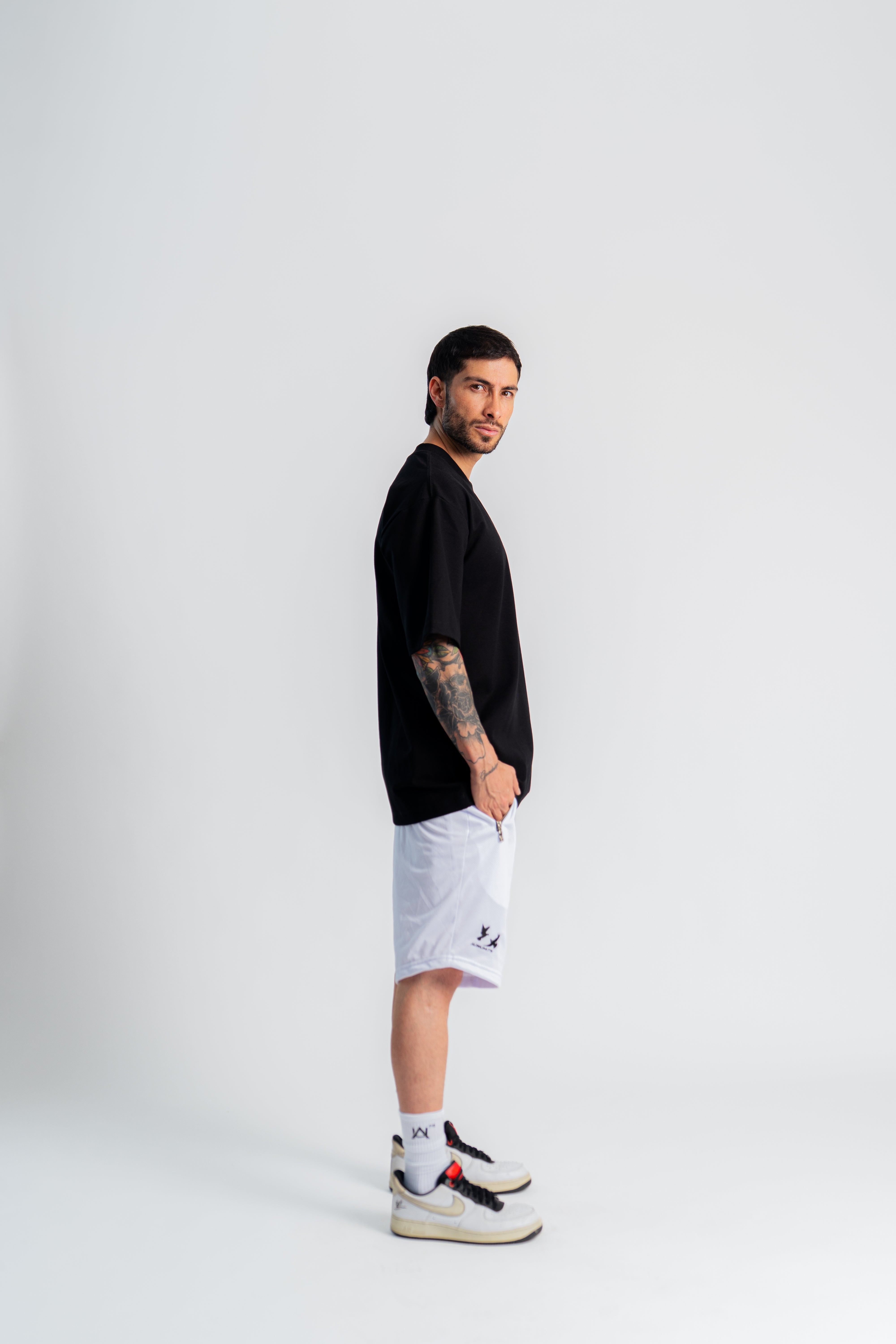 Aurum Overzized Black Line T-Shirt Negro en modelo — AURUM 79