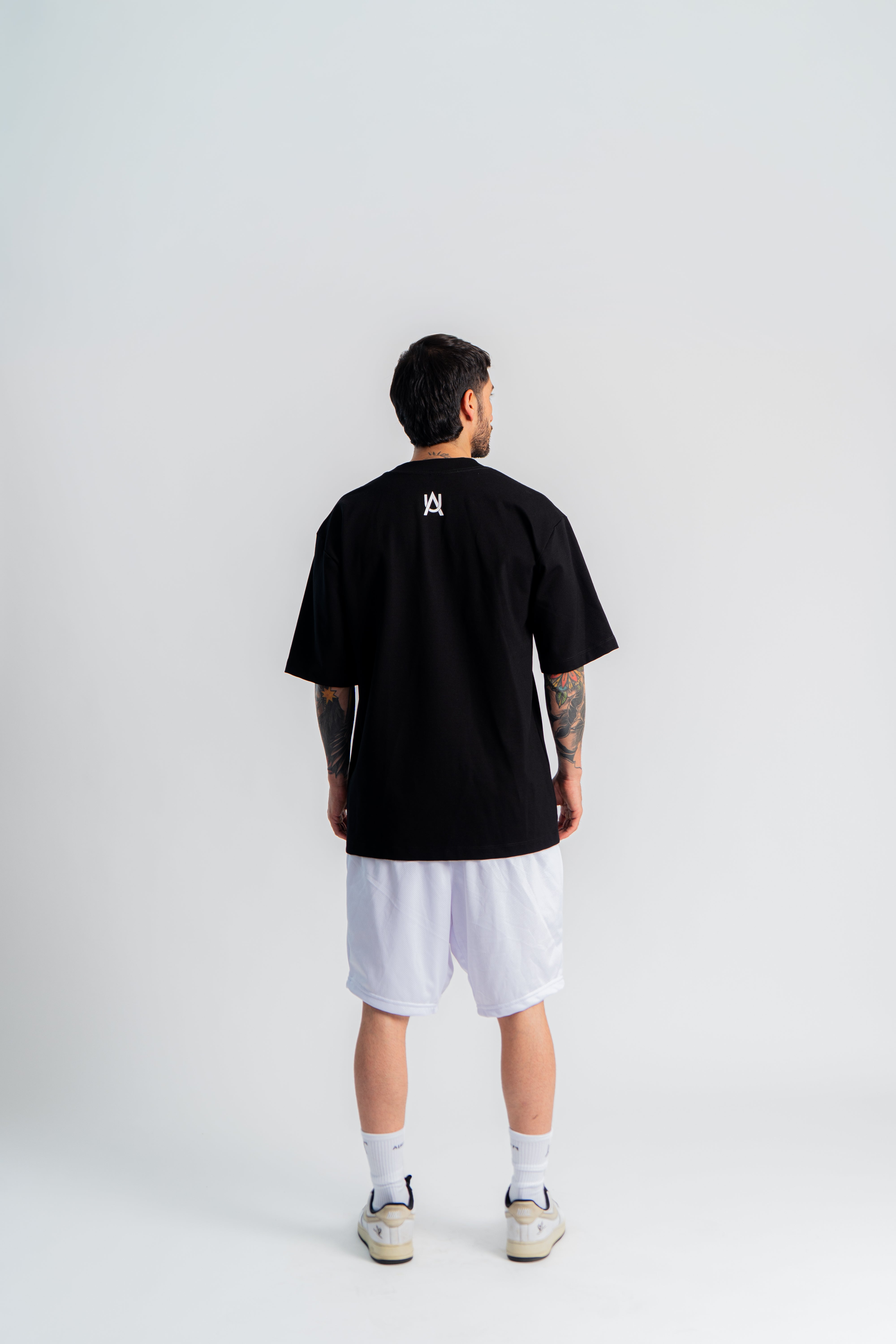 Aurum Overzized Black Line T-Shirt Negro en modelo — AURUM 79