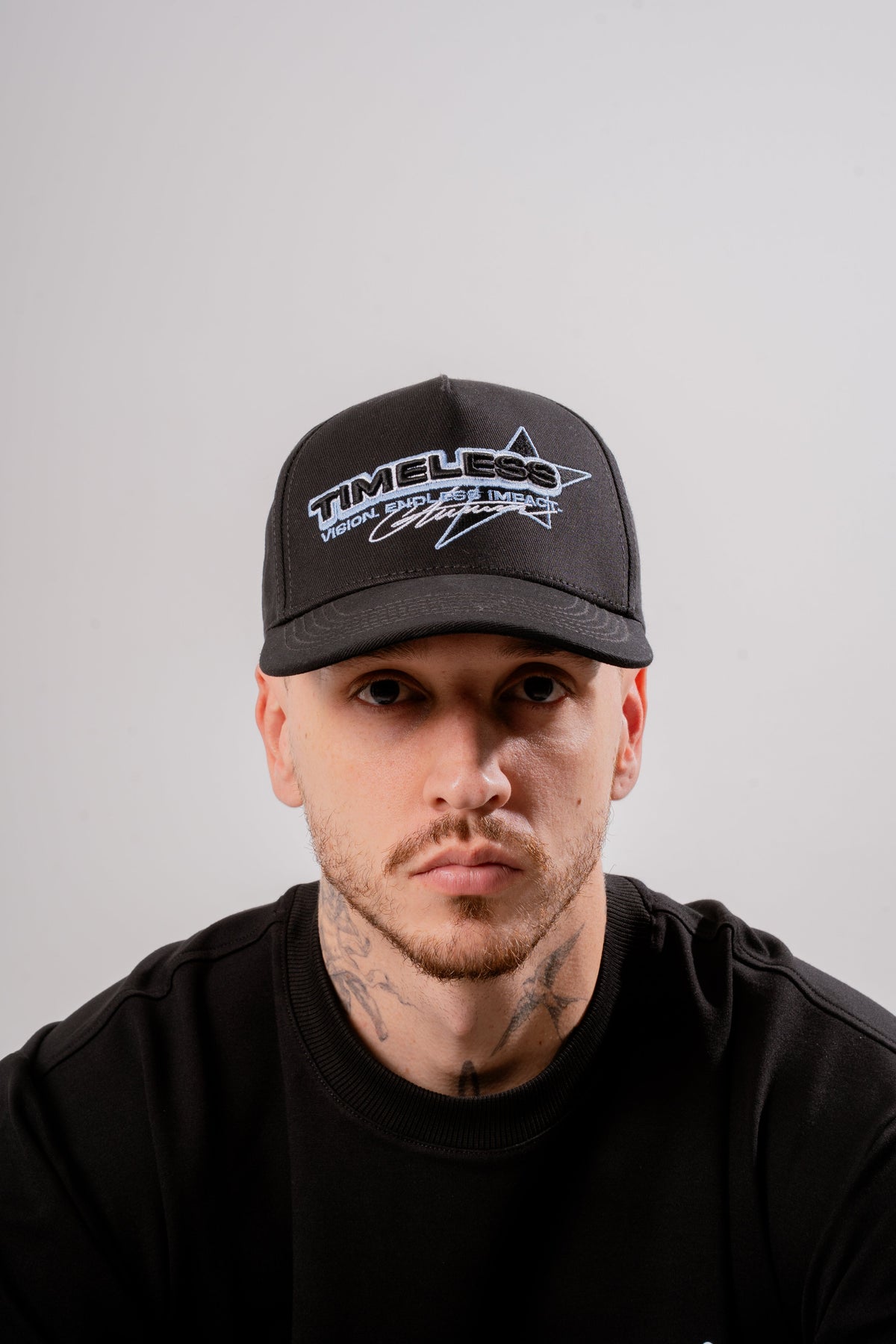 B Impact Cap Negro en modelo — AURUM 79