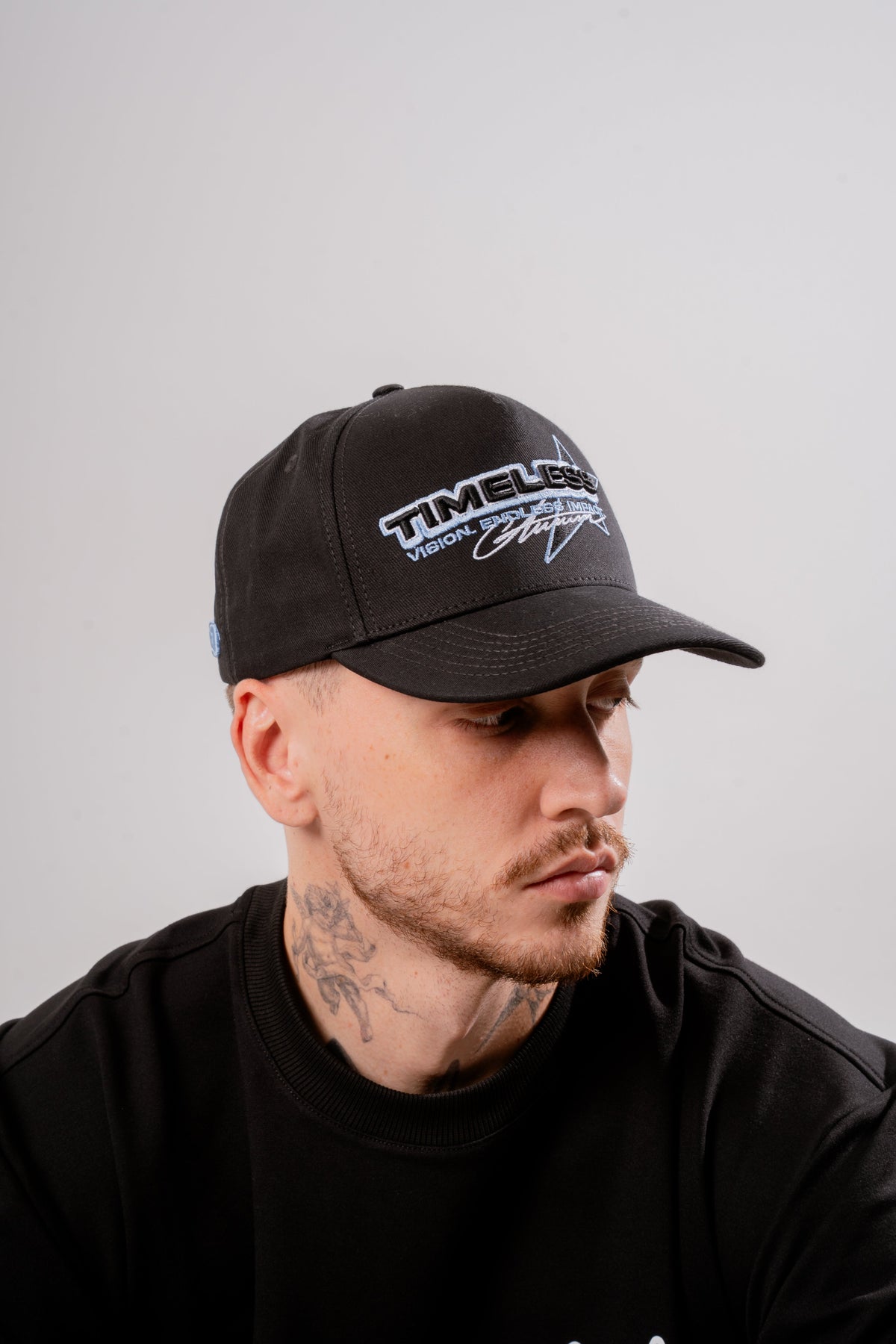 B Impact Cap Negro en modelo — AURUM 79