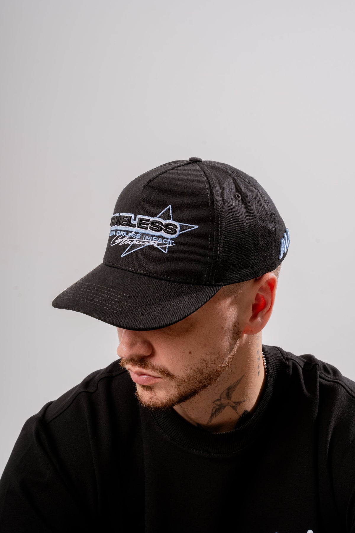 B Impact Cap Negro en modelo — AURUM 79