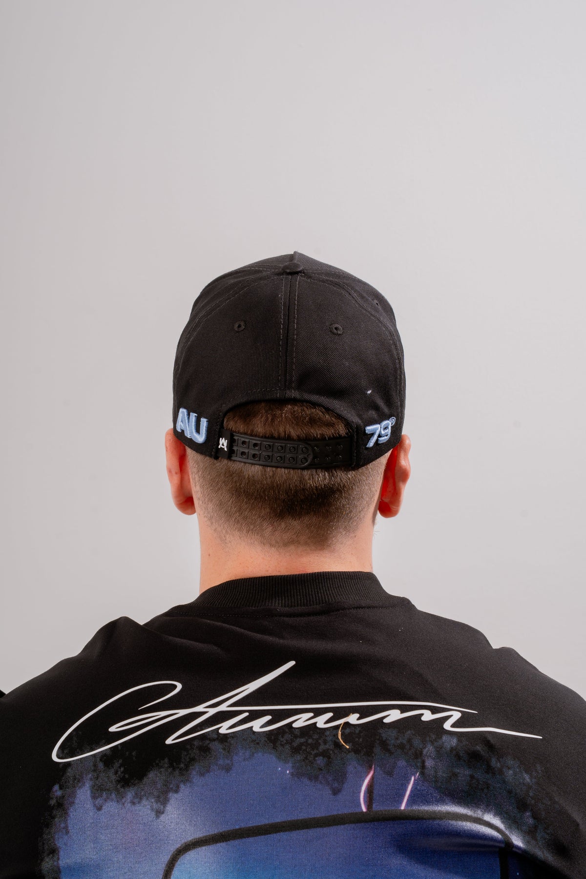 B Impact Cap Negro en modelo — AURUM 79