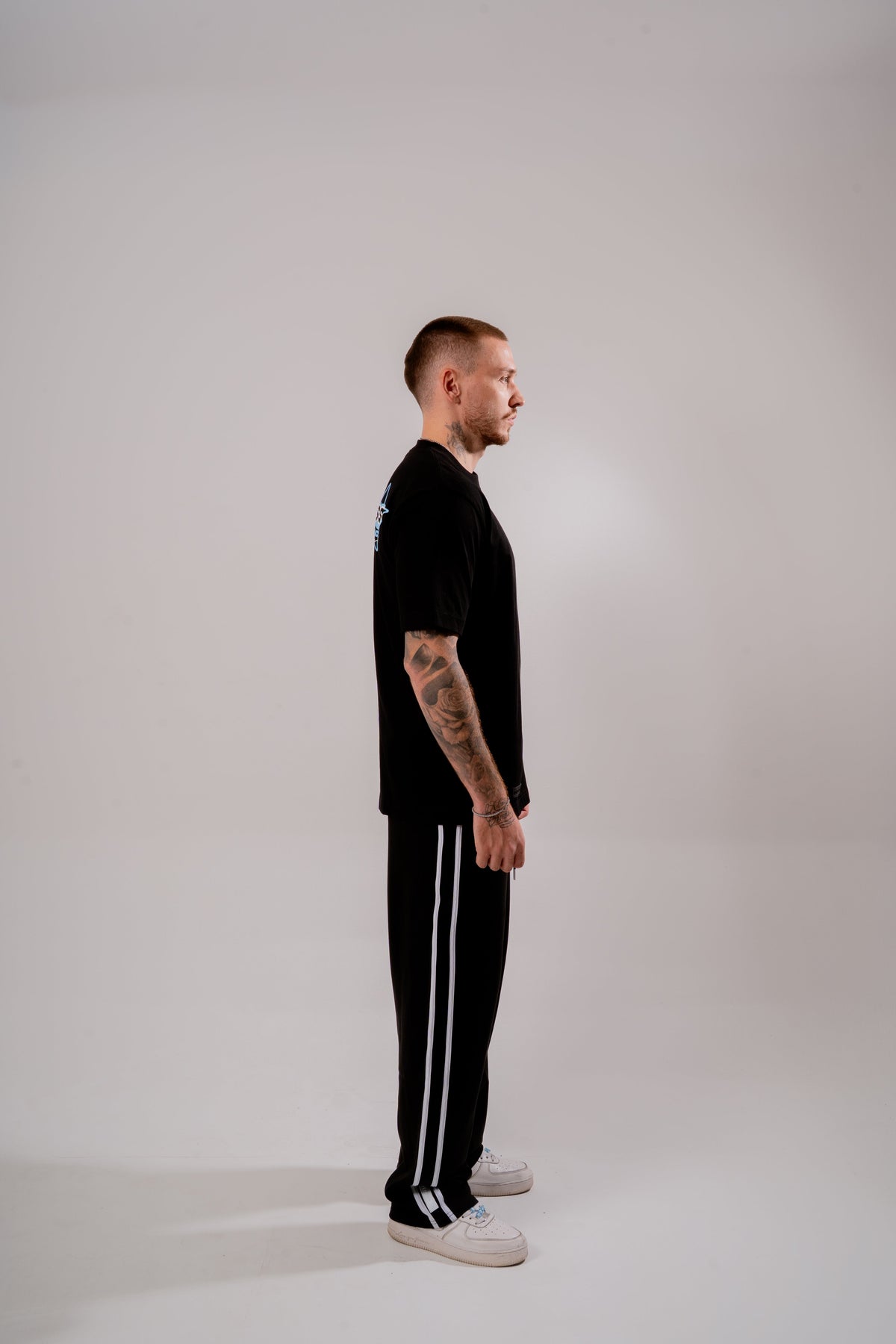 B Impact Semi Oversized T-Shirt Negro en modelo — AURUM 79