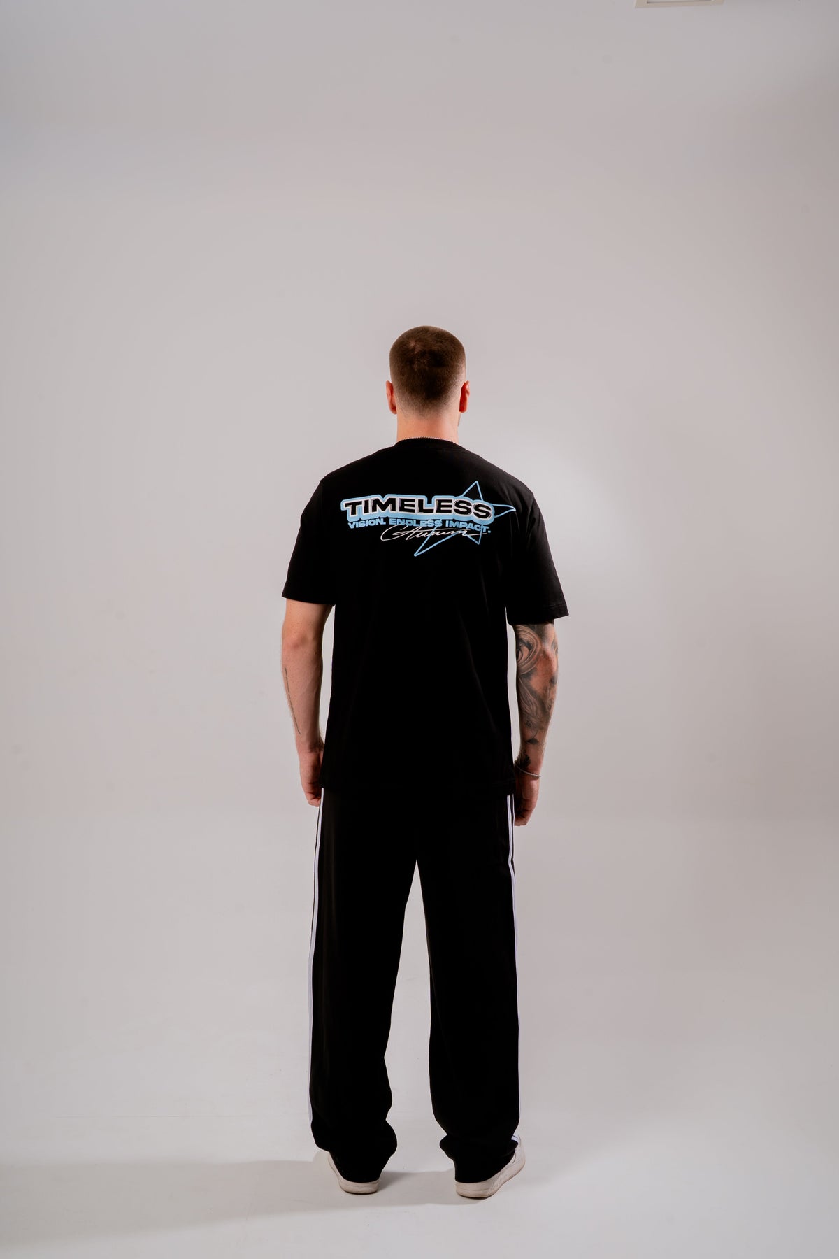B Impact Semi Oversized T-Shirt Negro en modelo — AURUM 79