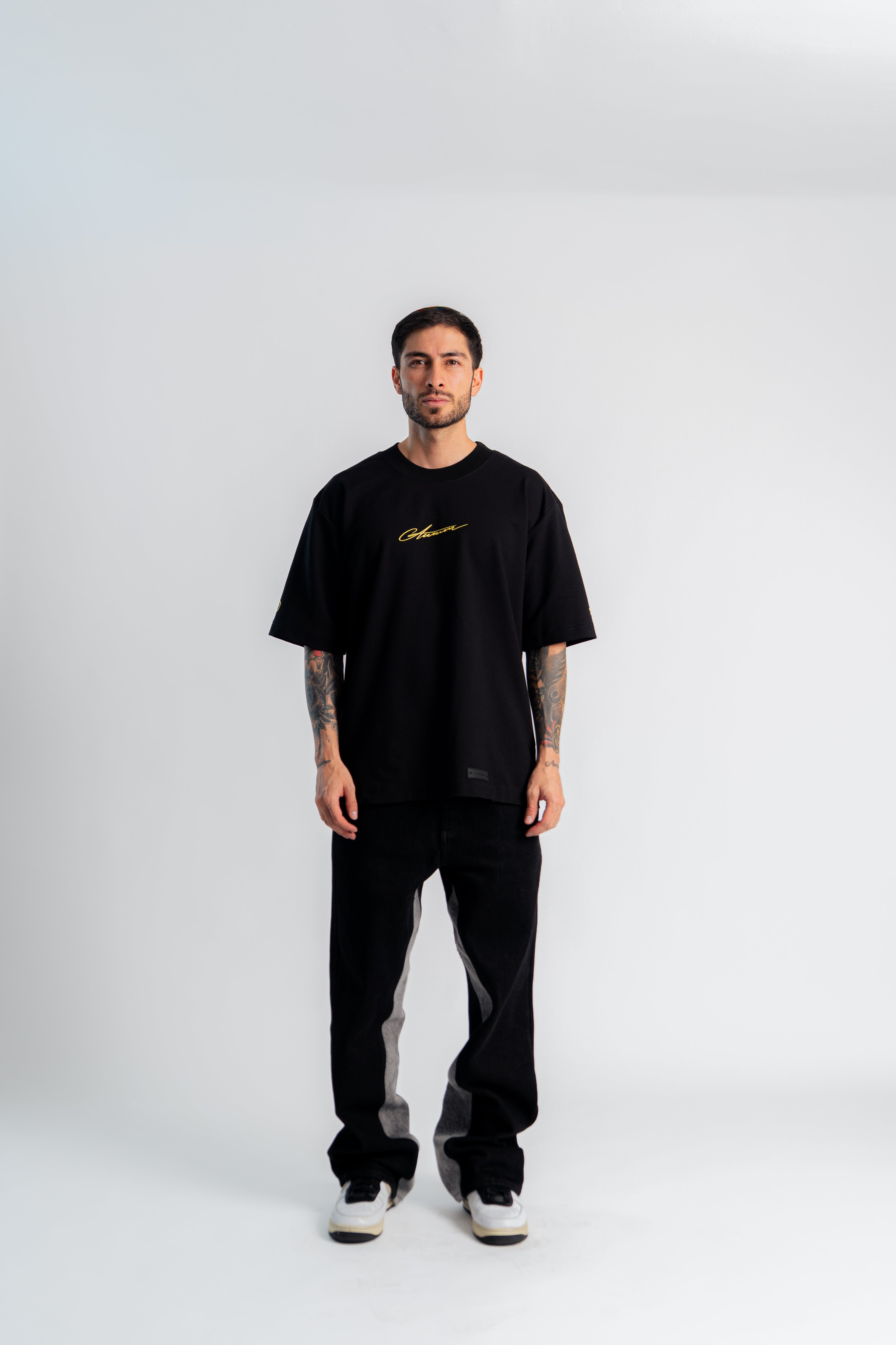 B&Y Signature Oversized T-Shirt Negro en modelo — AURUM 79