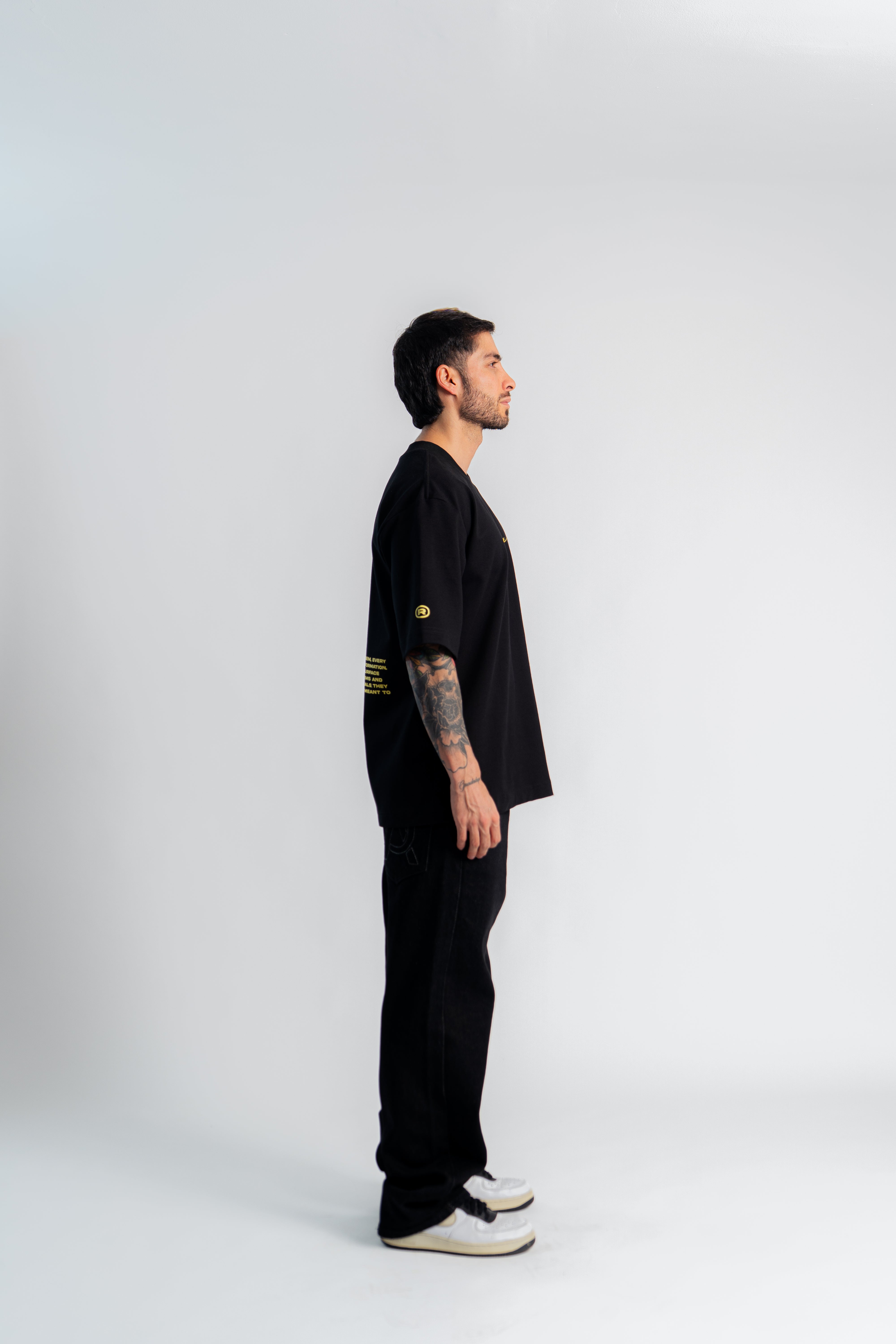 B&Y Signature Oversized T-Shirt Negro en modelo — AURUM 79