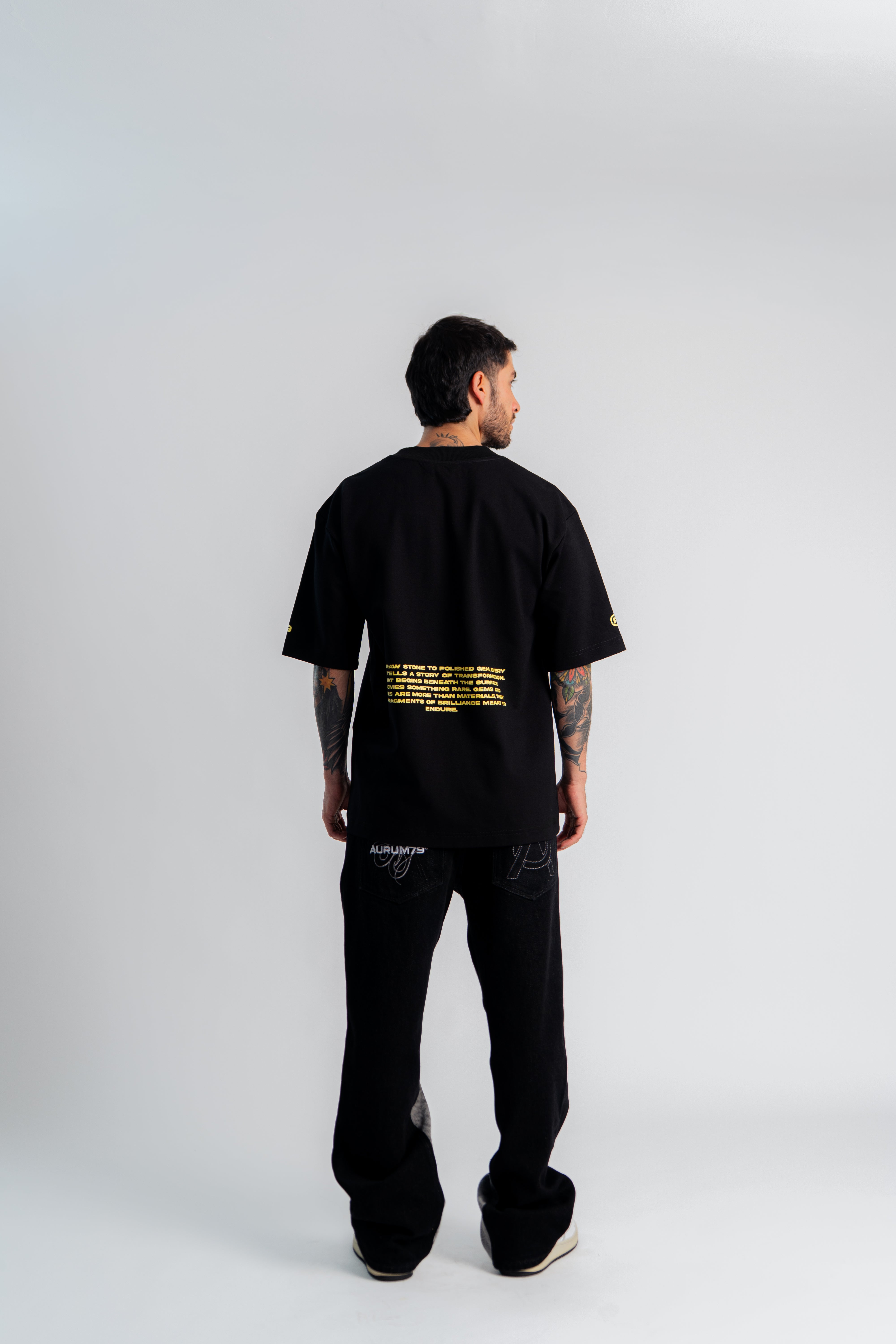 B&Y Signature Oversized T-Shirt Negro en modelo — AURUM 79