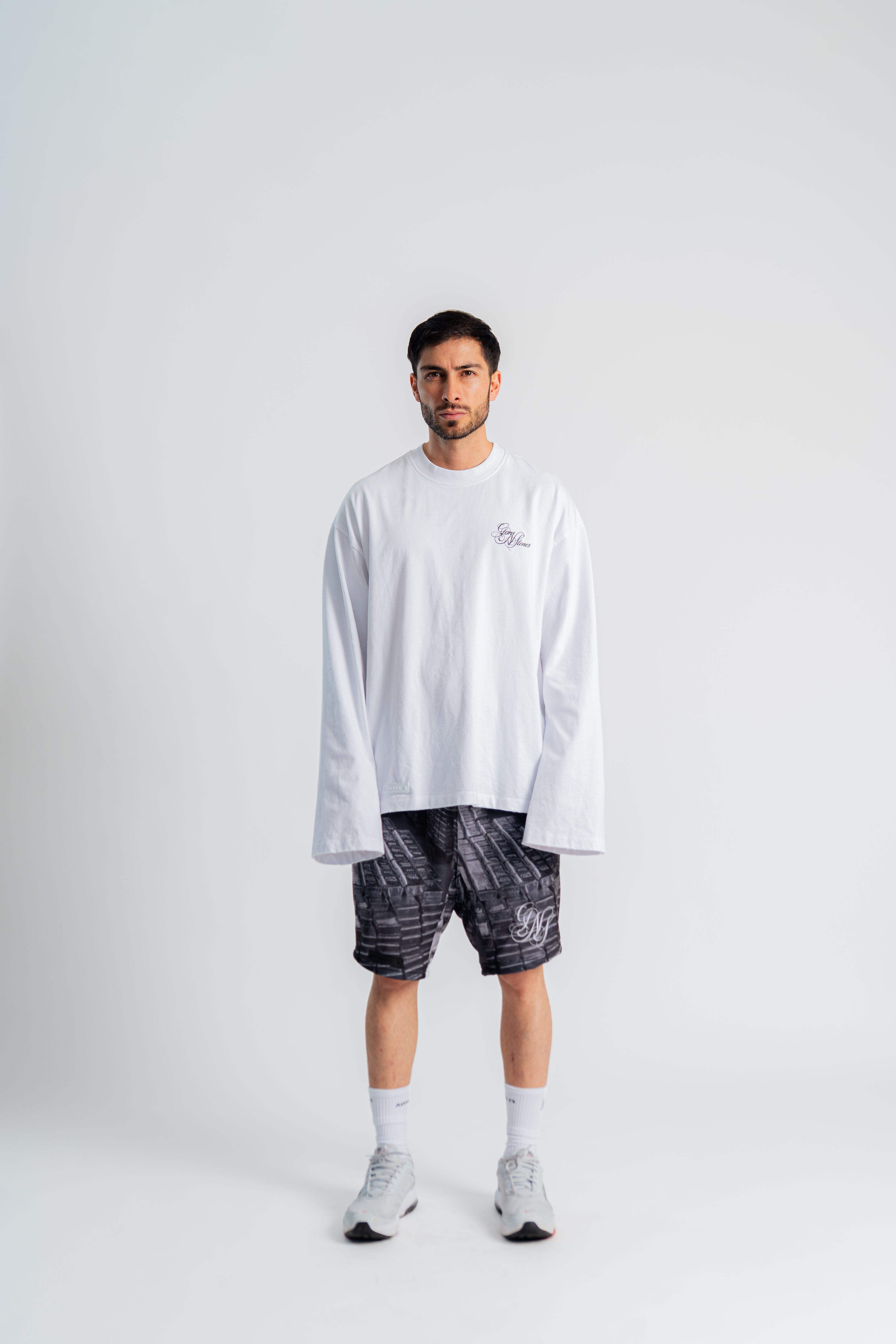 Bell Seams Oversized T-Shirt Marfil en modelo — AURUM 79