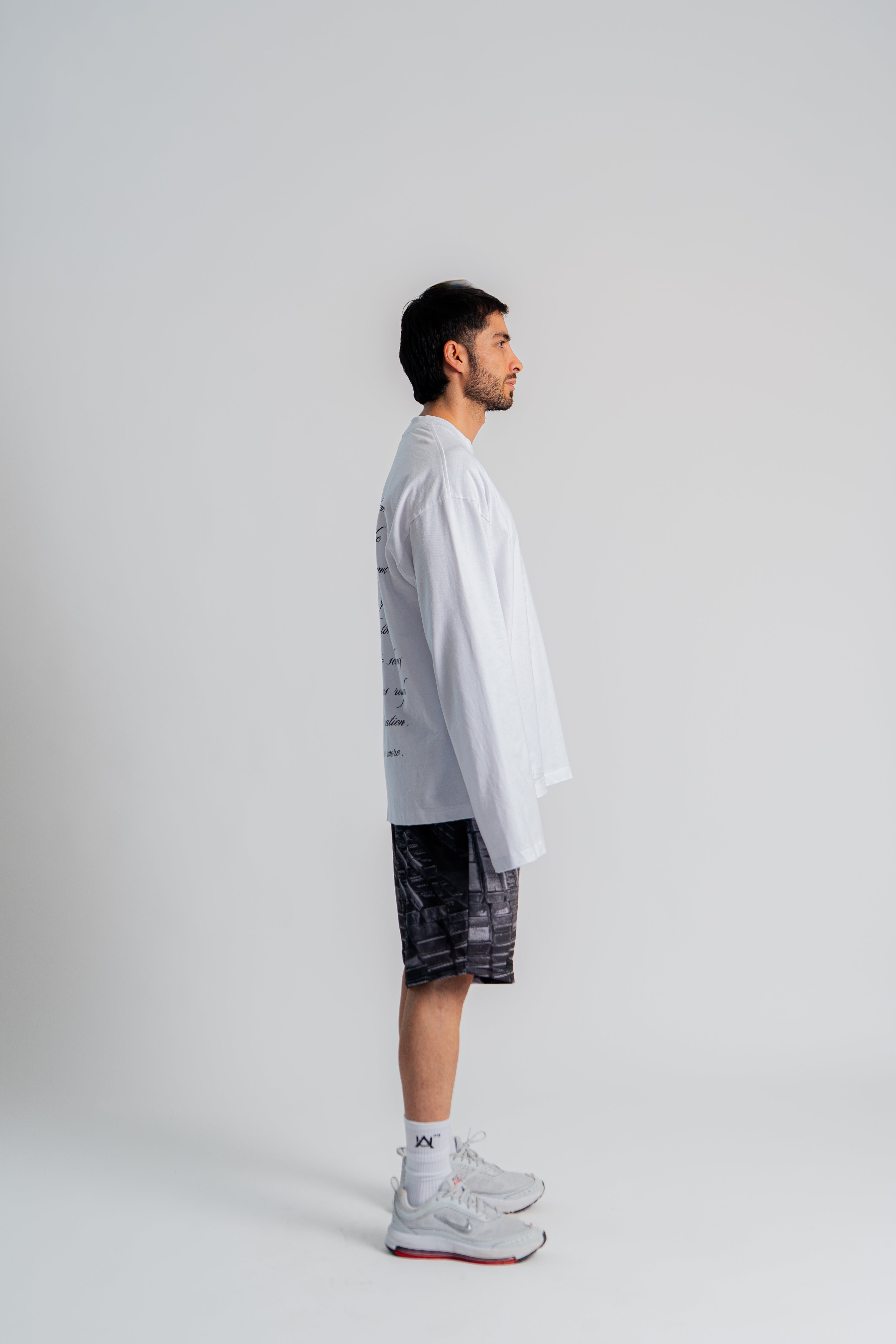 Bell Seams Oversized T-Shirt Marfil en modelo — AURUM 79